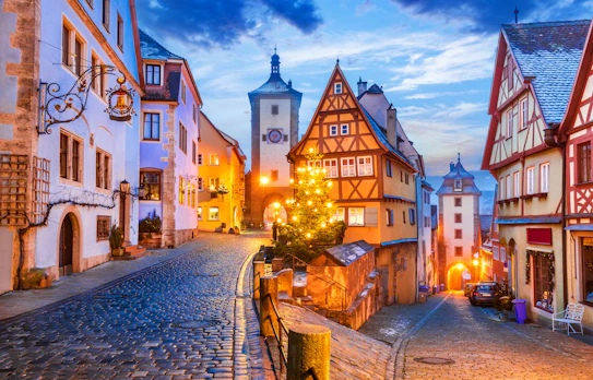 Smukt oplyst historisk torv med traditionel tysk arkitektur i Rothenburg ob der Tauber