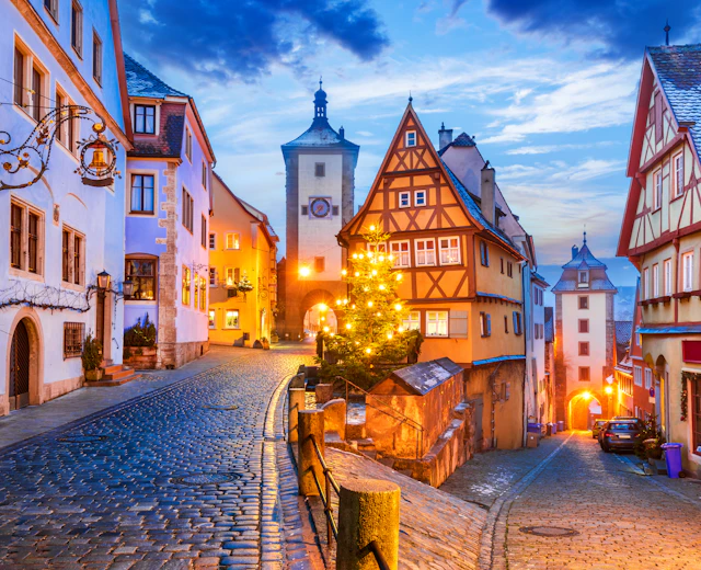 Smukt oplyst historisk torv med traditionel tysk arkitektur i Rothenburg ob der Tauber