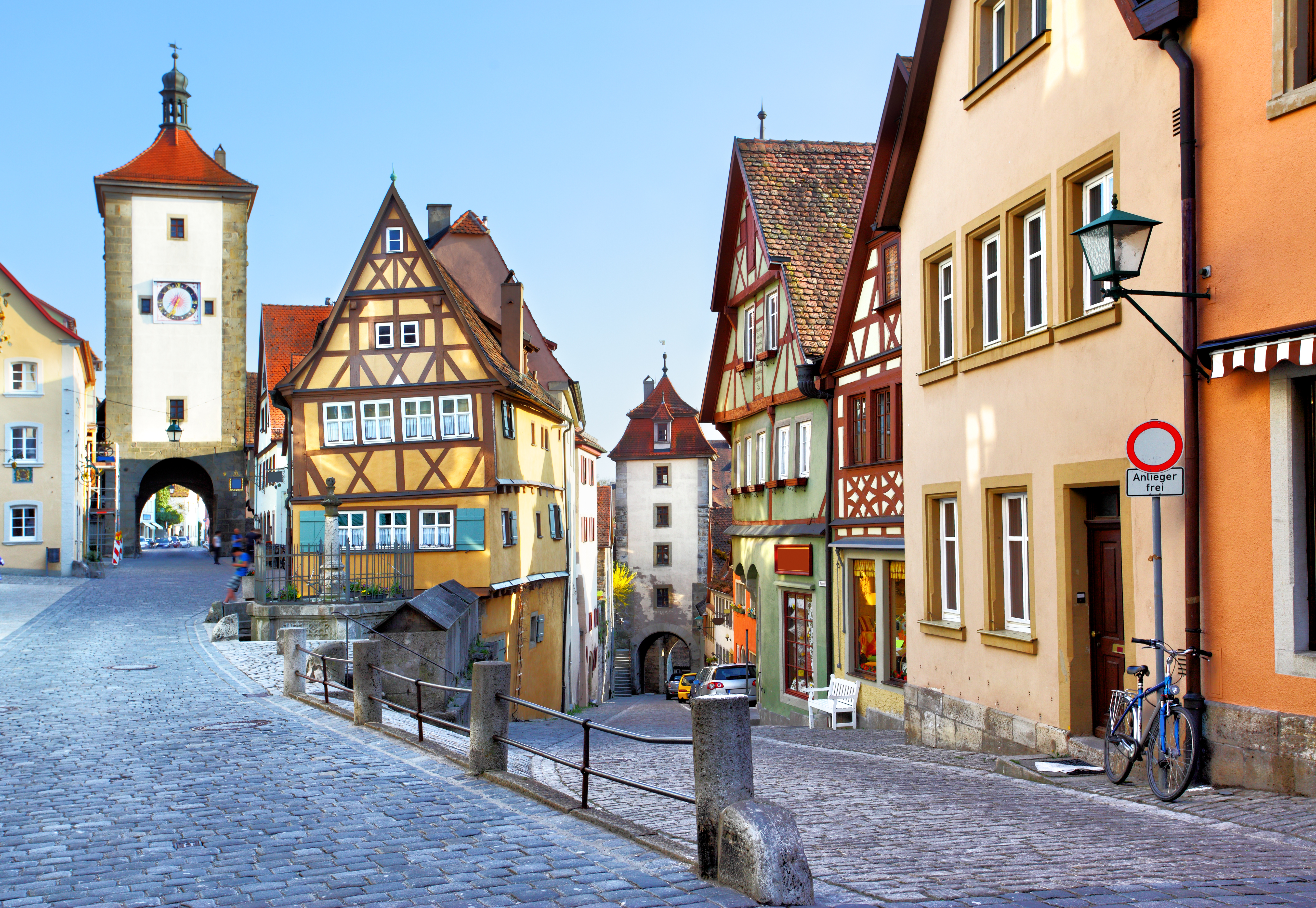 Det berømte Plönlein-vejkryds i Rothenburg ob der Tauber med farverige bindingsværkshuse og middelalderlige tårne i det historiske Bayern, Tyskland