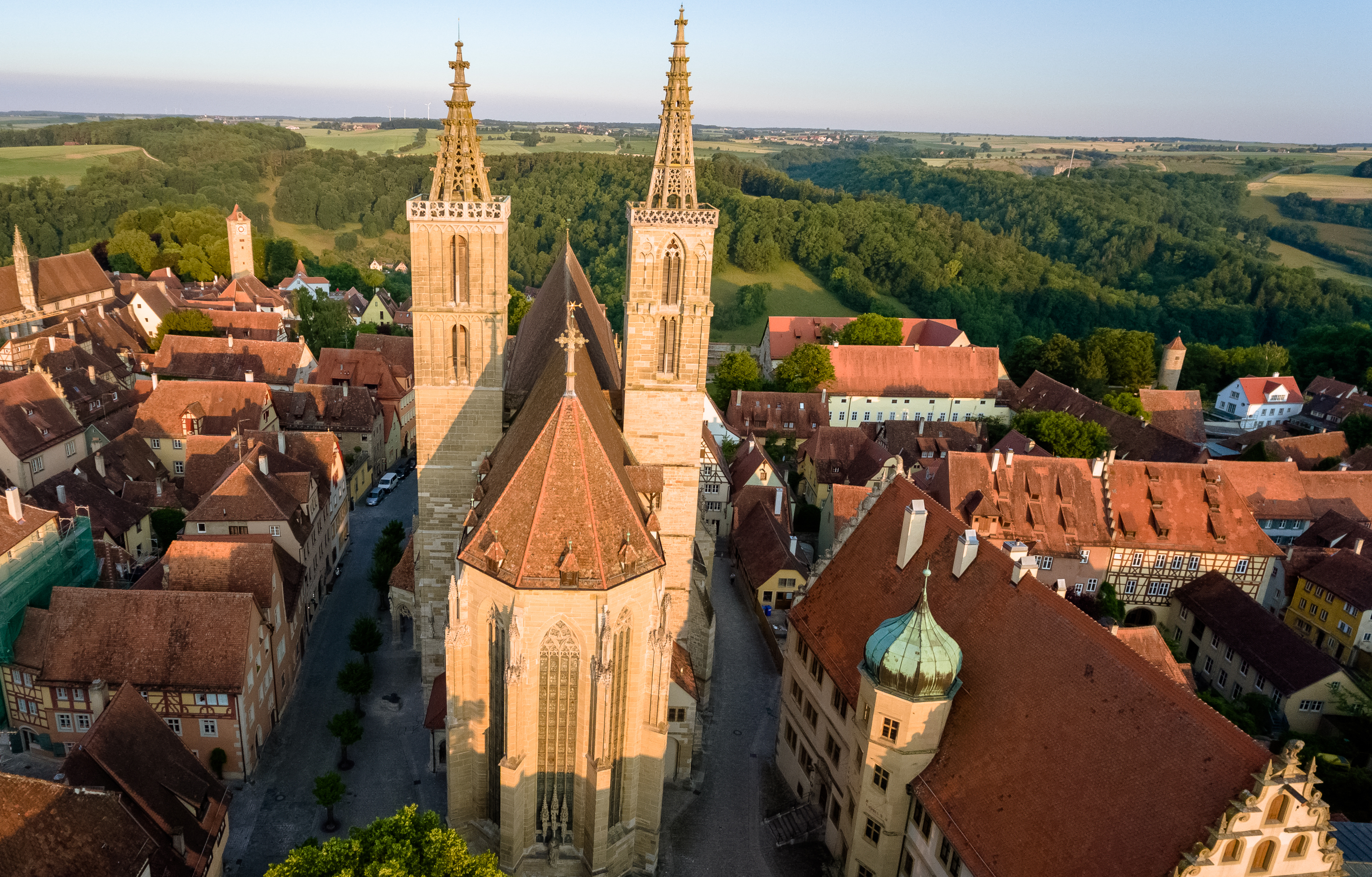 Smuk luftudsigt over St. Jakob Kirke og de historiske bygninger med røde tegltage i middelalderby Rothenburg ob der Tauber