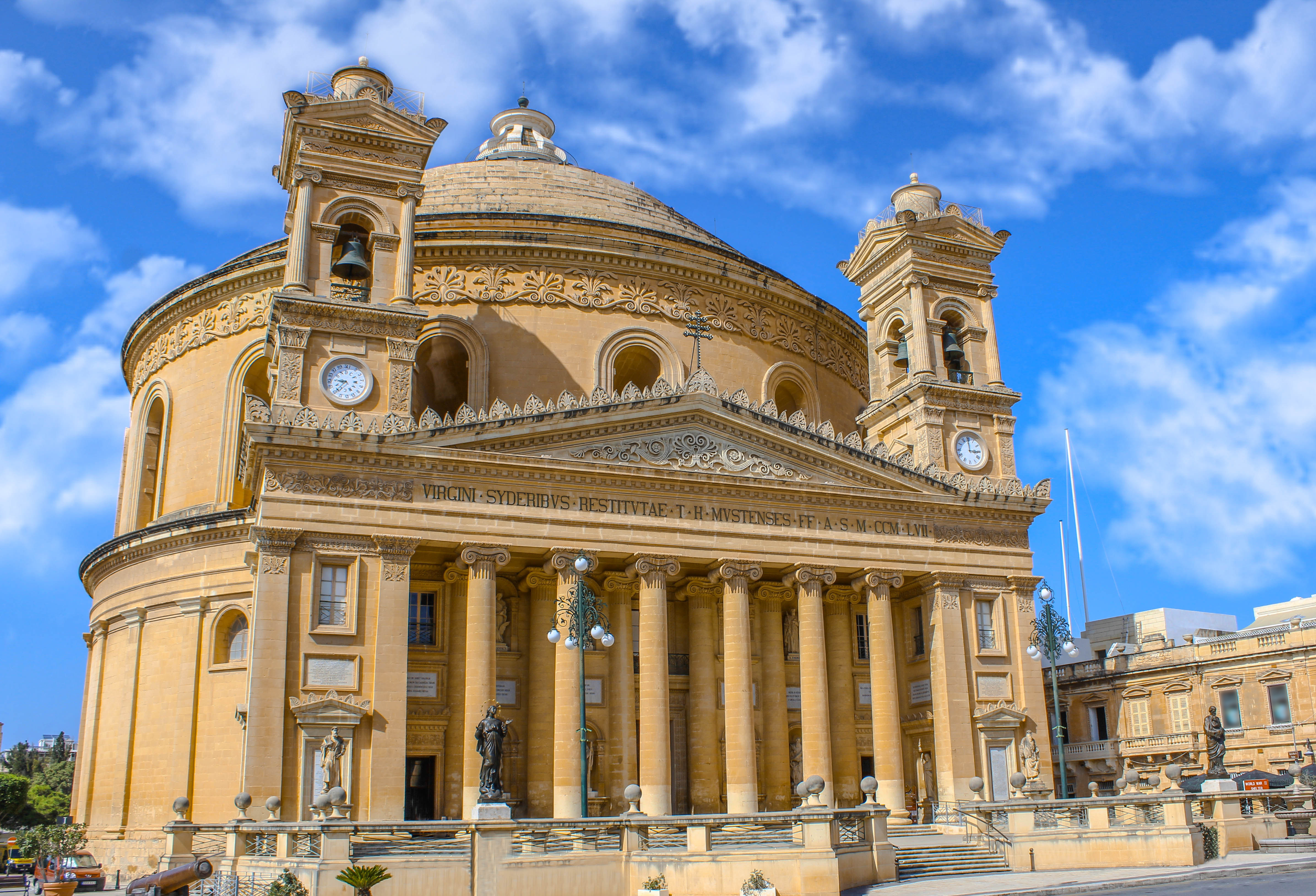 Rotunda of Mosta med smukke barokelementer og tvillingetårne på Malta