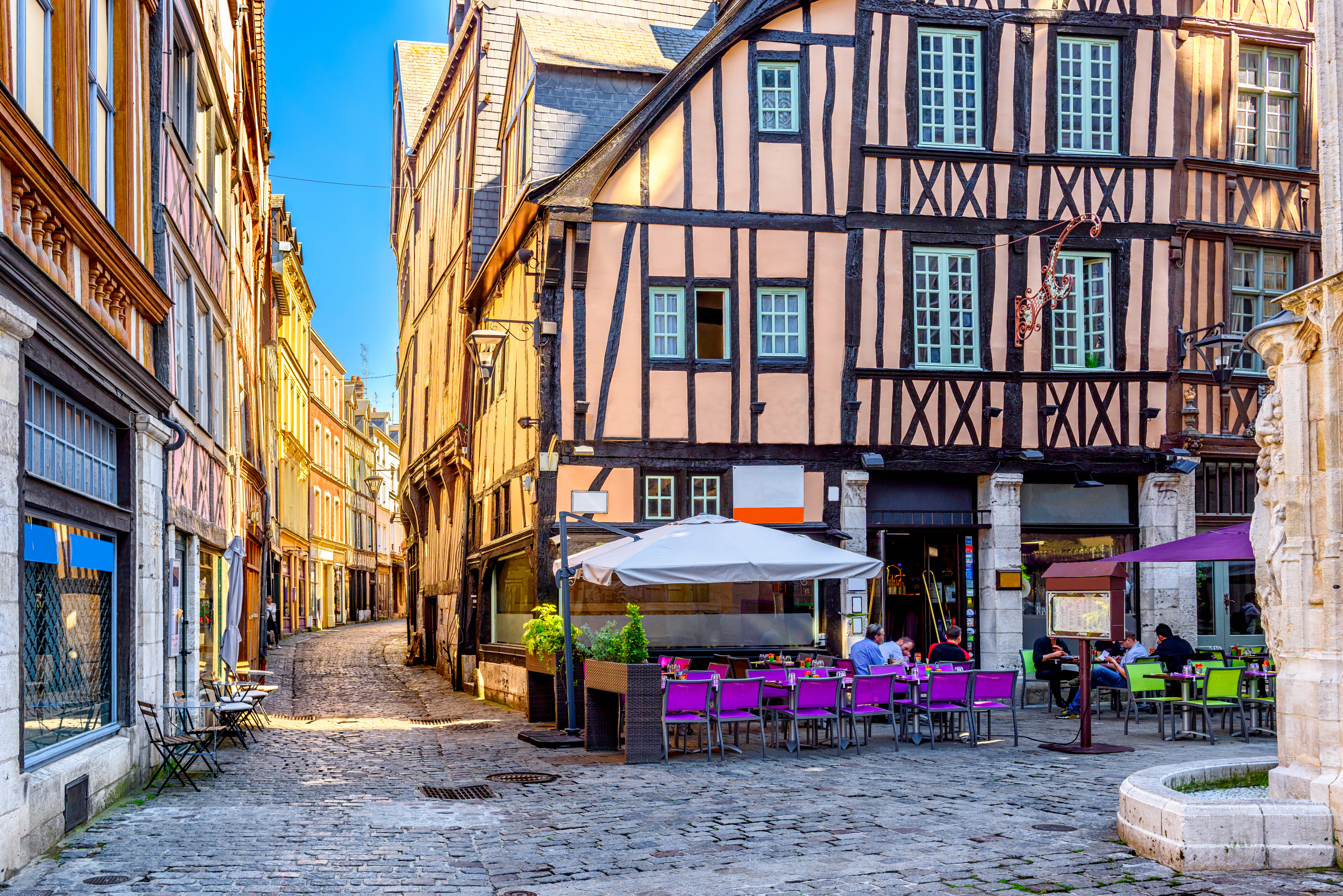 Stemningsfuld restaurantgade med traditionelle bindingsværksbygninger i den historiske by Rouen i Normandiet, Frankrig