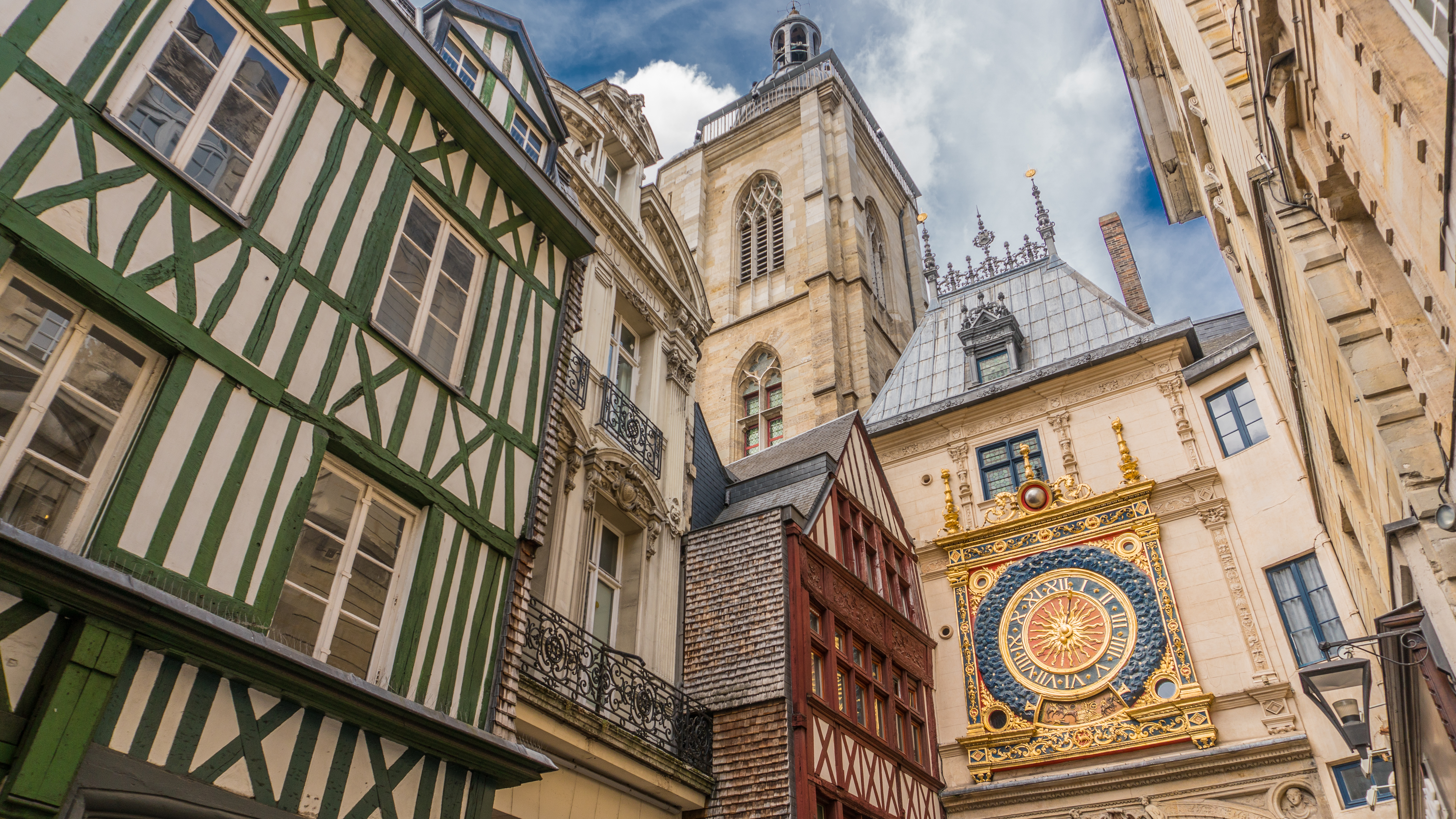 Malerisk middelalderlig gade i Rouen med det gyldne Gros Horloge ur og traditionelle normanniske bindingsværkshuse i Frankrig
