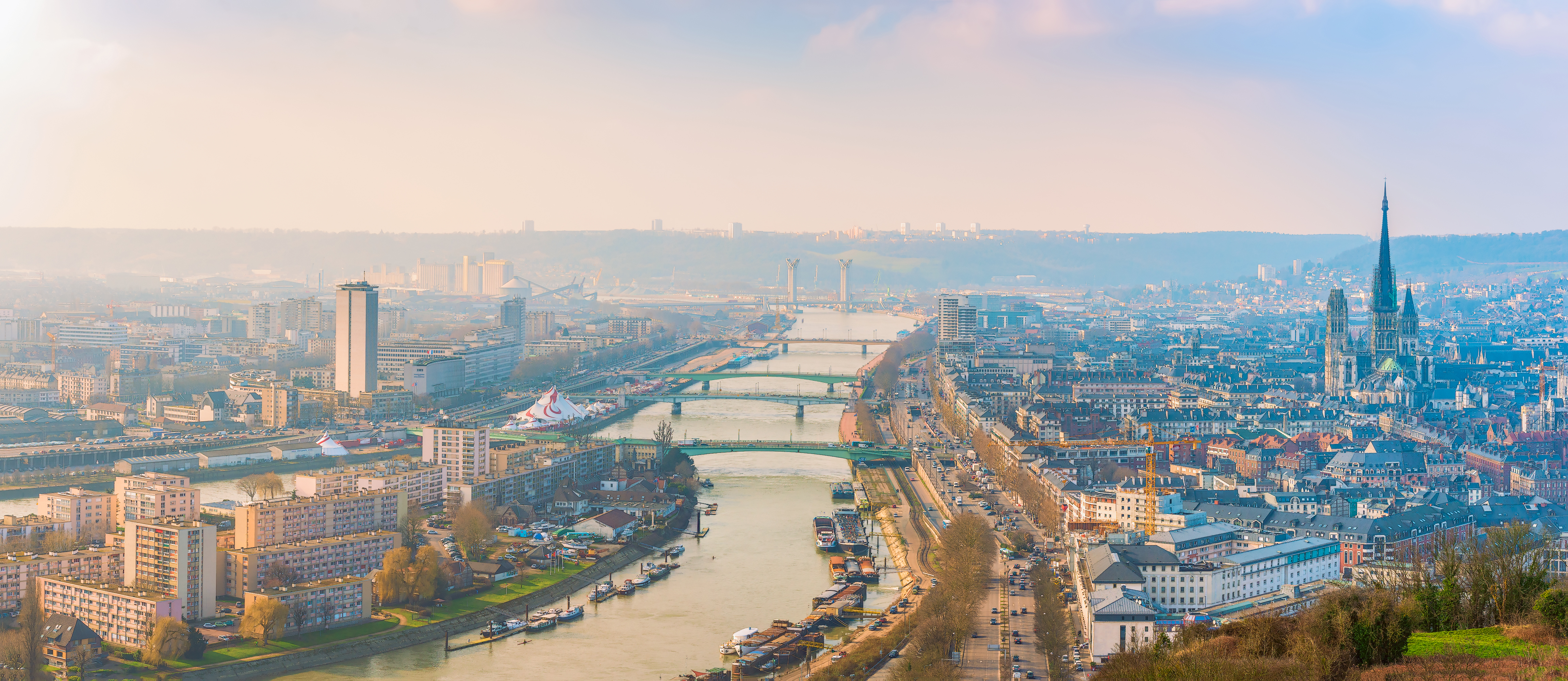 Fugleperspektiv over Rouen og Seinen med middelalderlig arkitektur og gotisk katedral i Normandiet, Frankrig
