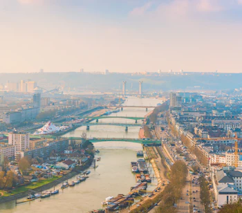 Fugleperspektiv over Rouen og Seinen med middelalderlig arkitektur og gotisk katedral i Normandiet, Frankrig