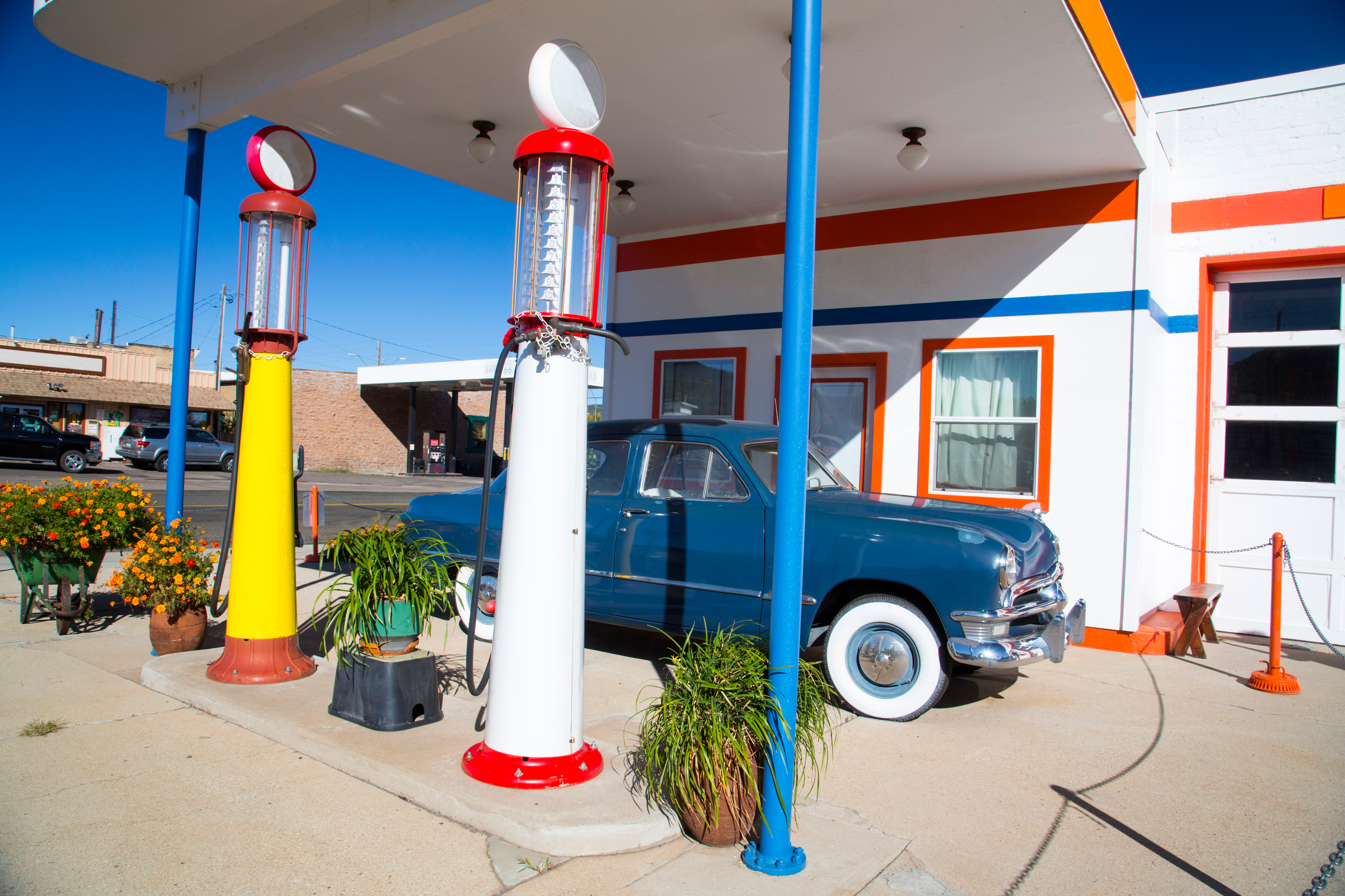 Nostalgisk Route 66 tankstation med blå vintage bil i Arizona ørkenen