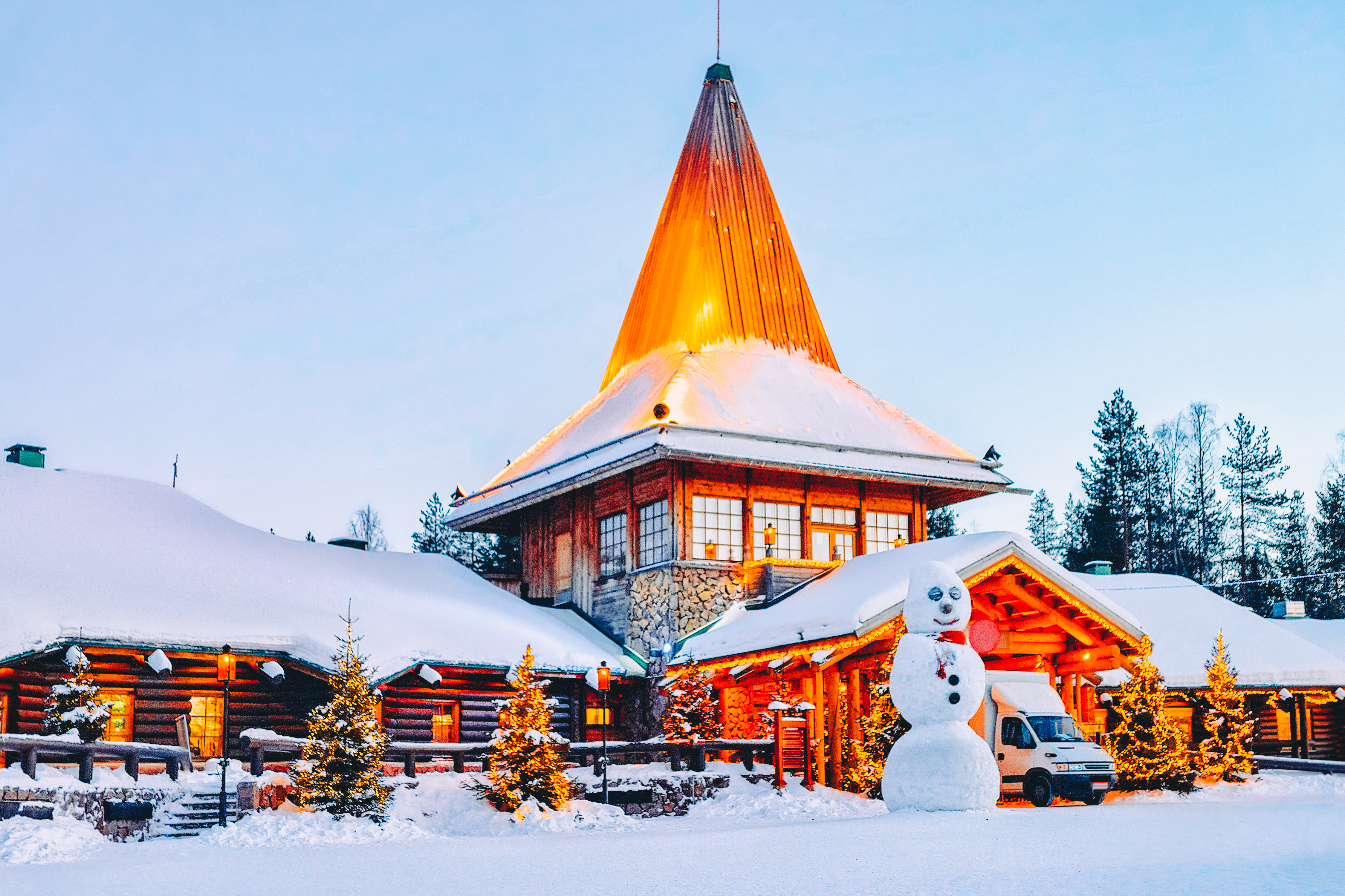 Rovaniemi julebyen i Lapland med belyste træhuse og snelandskab i Finland