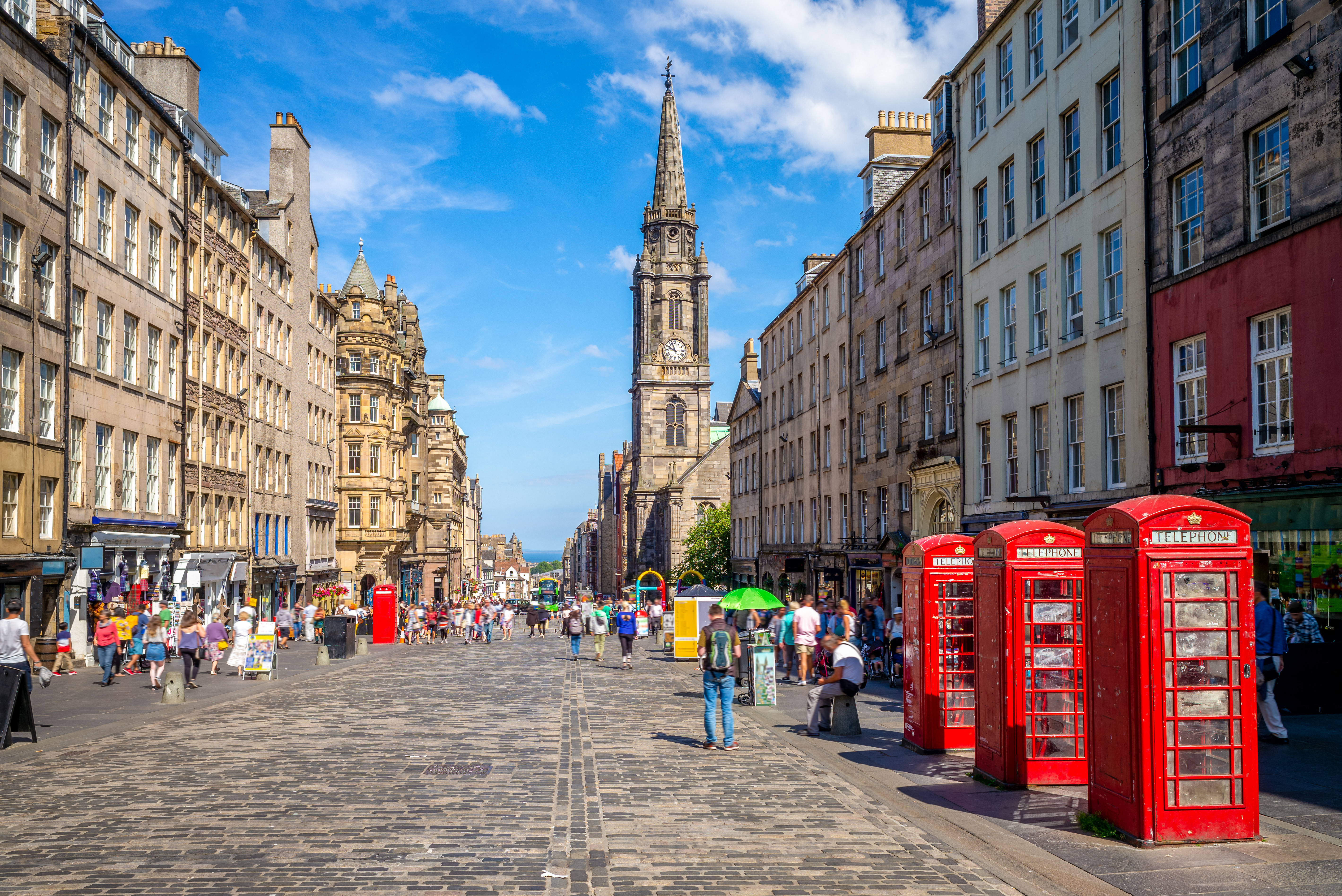 Royal Mile i Edinburgh med smukke historiske bygninger og kirketårn i baggrunden