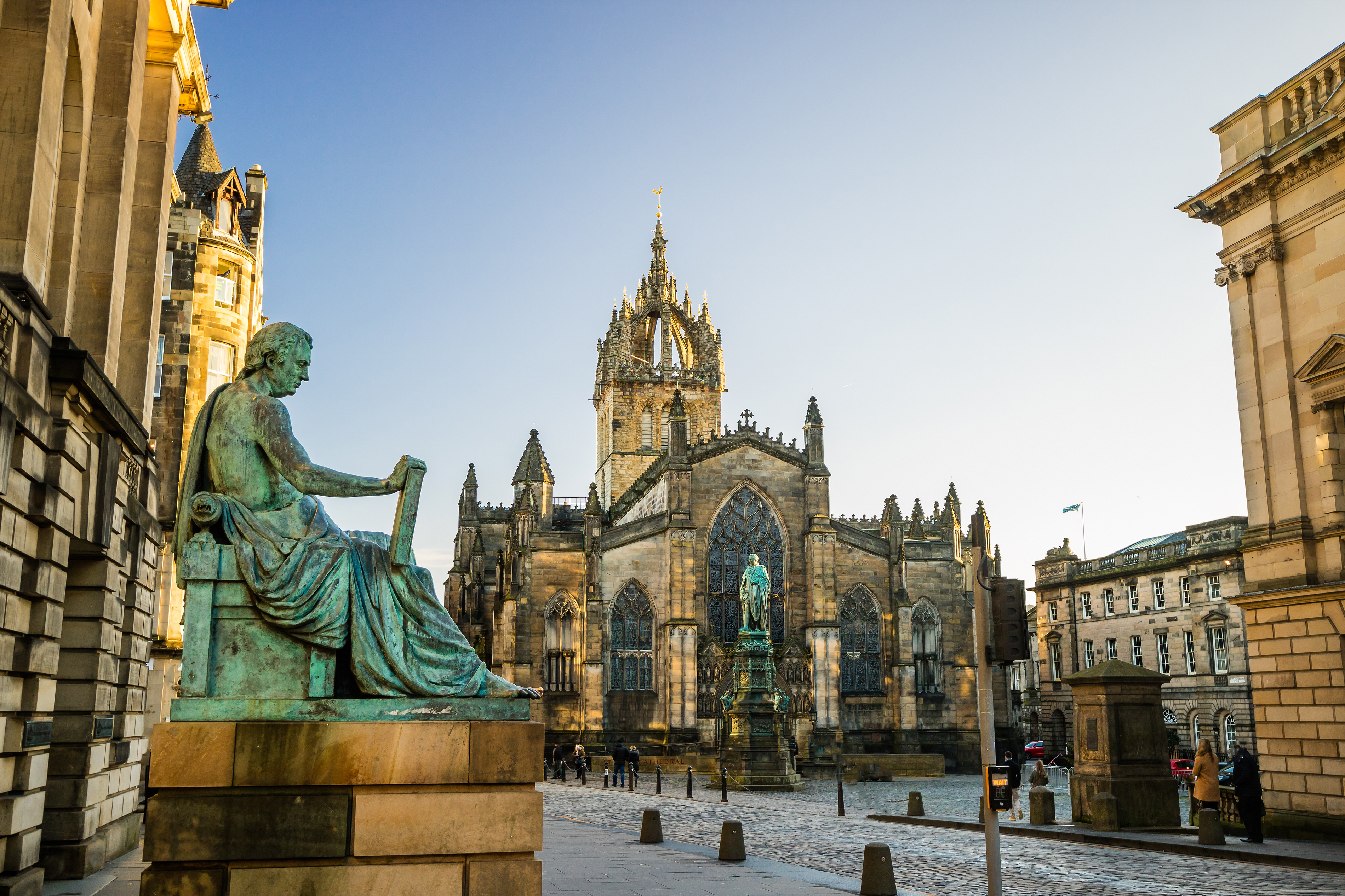 Royal Mile i Edinburgh med St Giles Katedral og David Hume statue