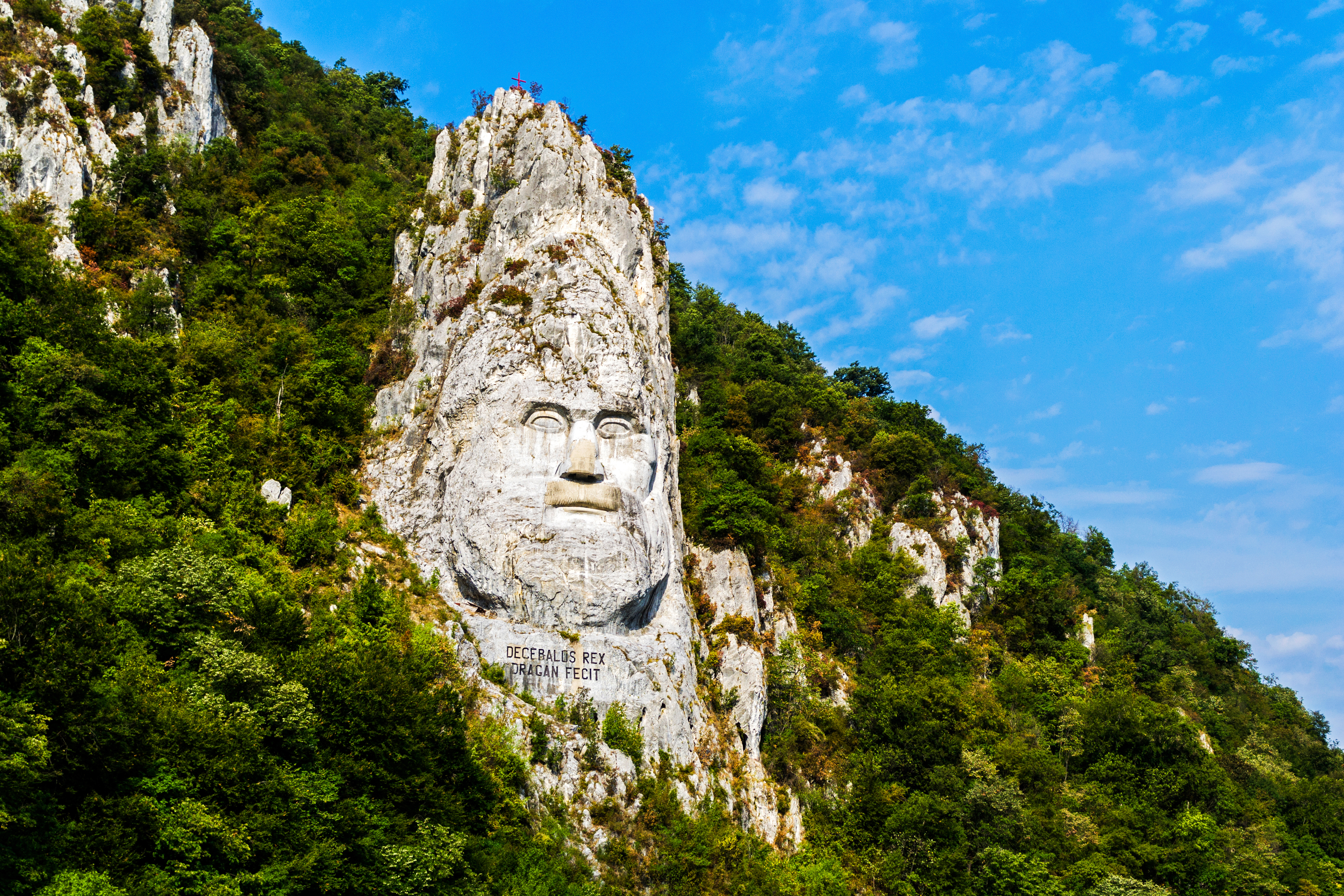 Stor klippestatue af kong Decebalus ved Donau i Rumænien