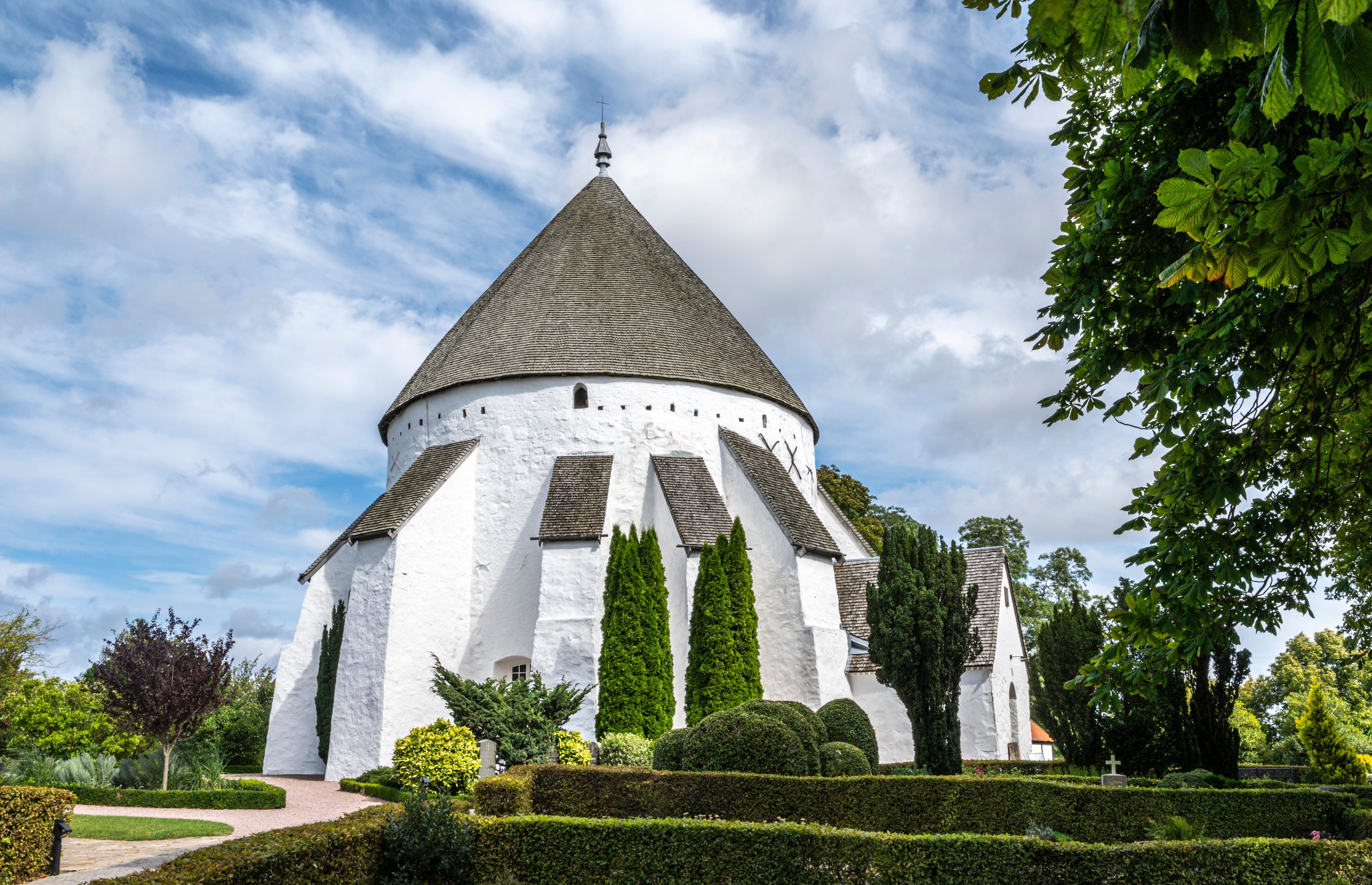 Besøg Østerlars Rundkirke på Bornholm – en af øens mest besøgte seværdigheder med historisk middelalderarkitektur og smukke omgivelser
