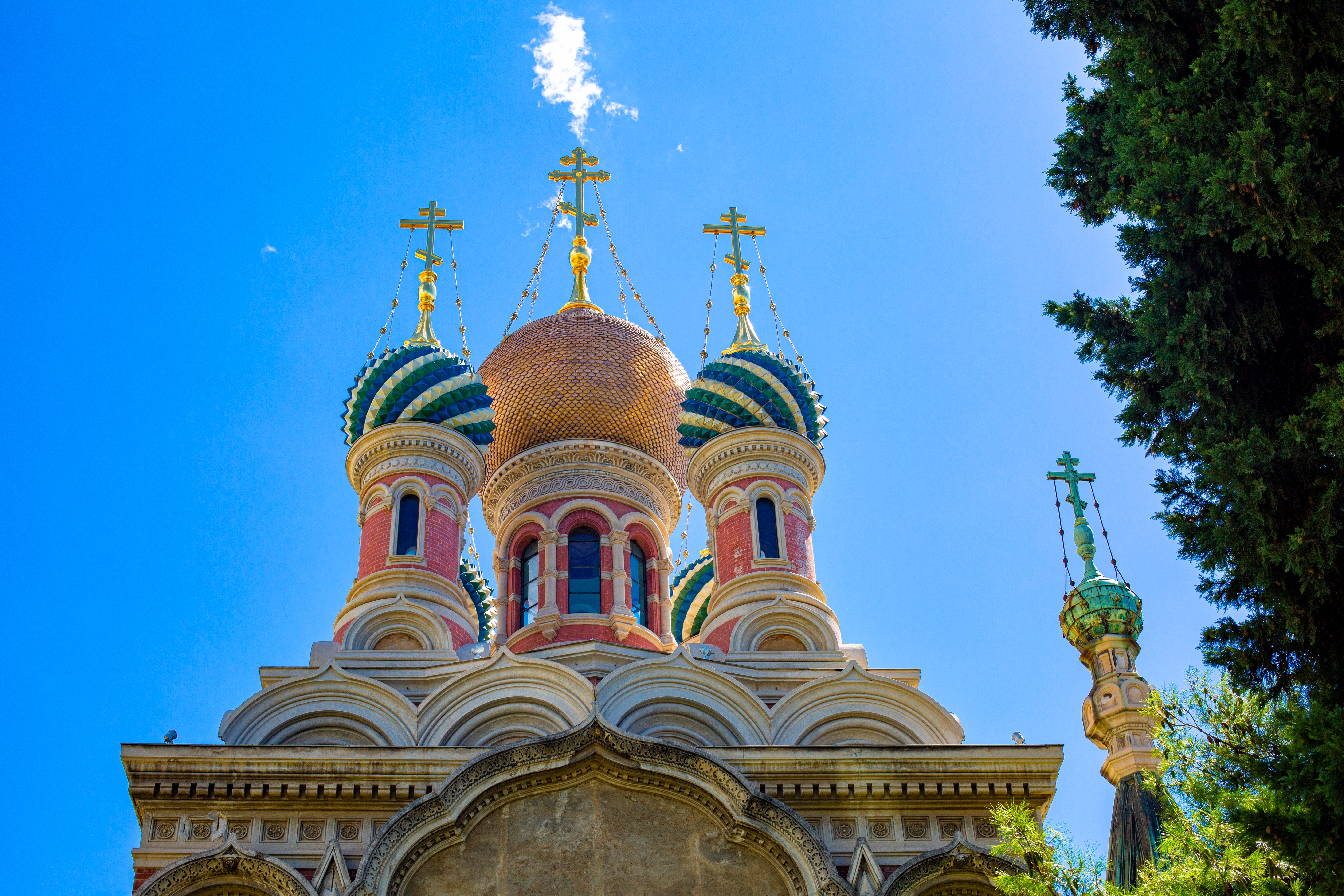 Den ikoniske russisk-ortodokse kirke med farverige løgkupler og gyldne kors i Sanremo på den italienske Riviera