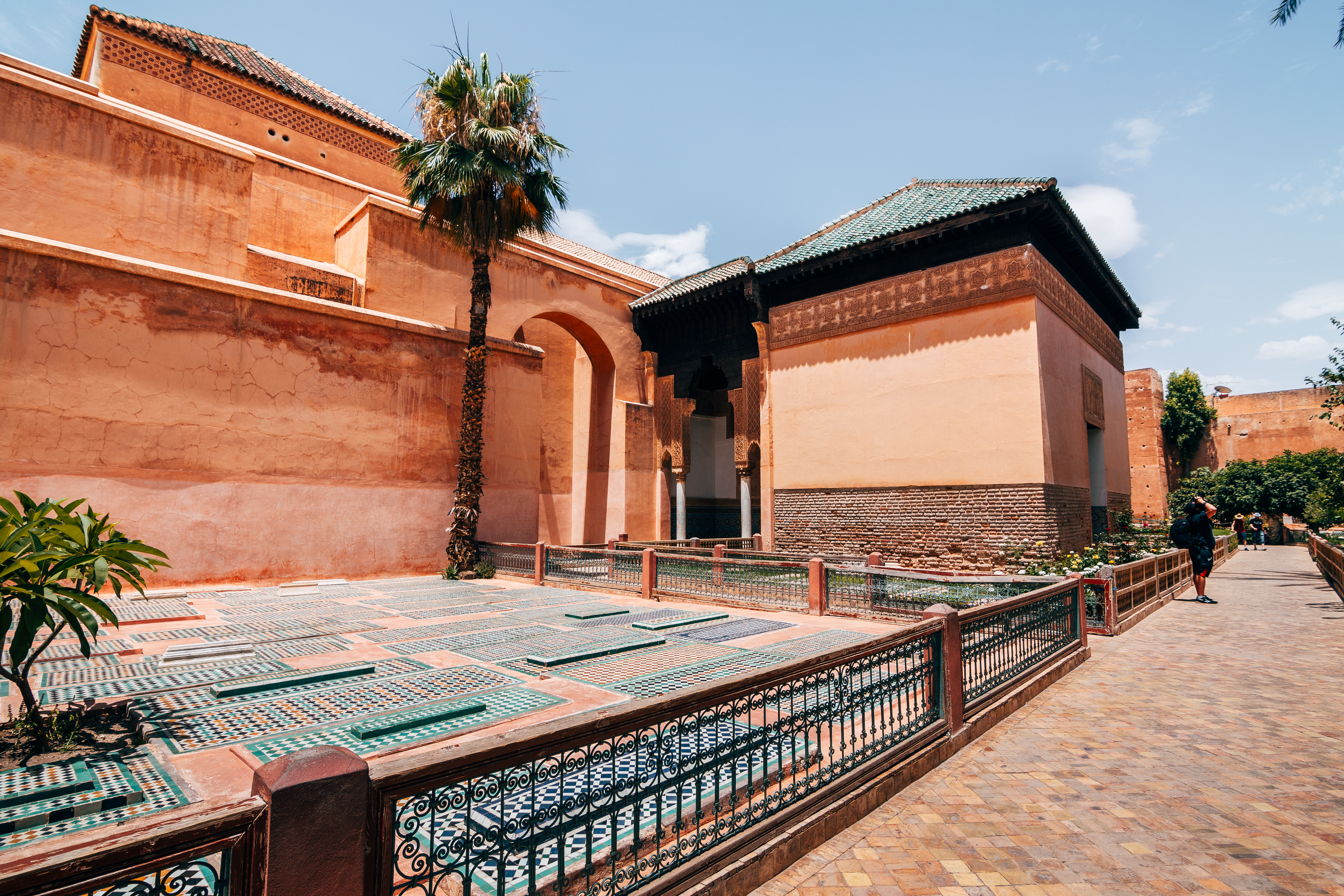 Saadiske Grave i Marrakechs Kasbah-kvarter med farverige fliser, historiske gravmonumenter og traditionel marokkansk arkitektur
