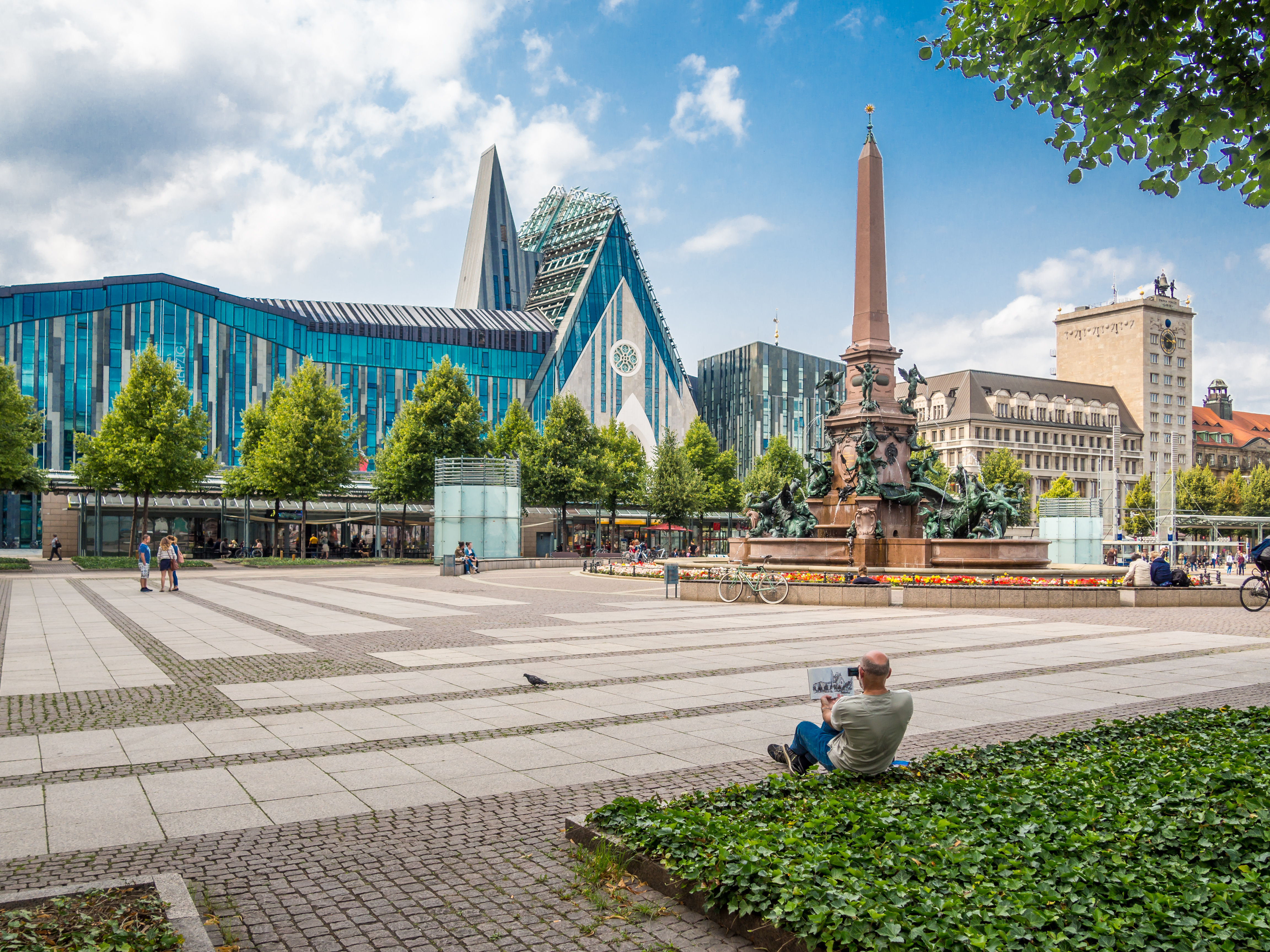 Augustusplatz i Leipzig Sachsen med universitetet og moderne tysk arkitektur