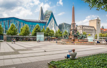 Augustusplatz i Leipzig Sachsen med universitetet og moderne tysk arkitektur