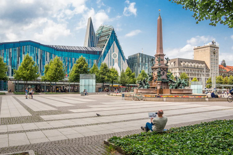 Augustusplatz i Leipzig Sachsen med universitetet og moderne tysk arkitektur