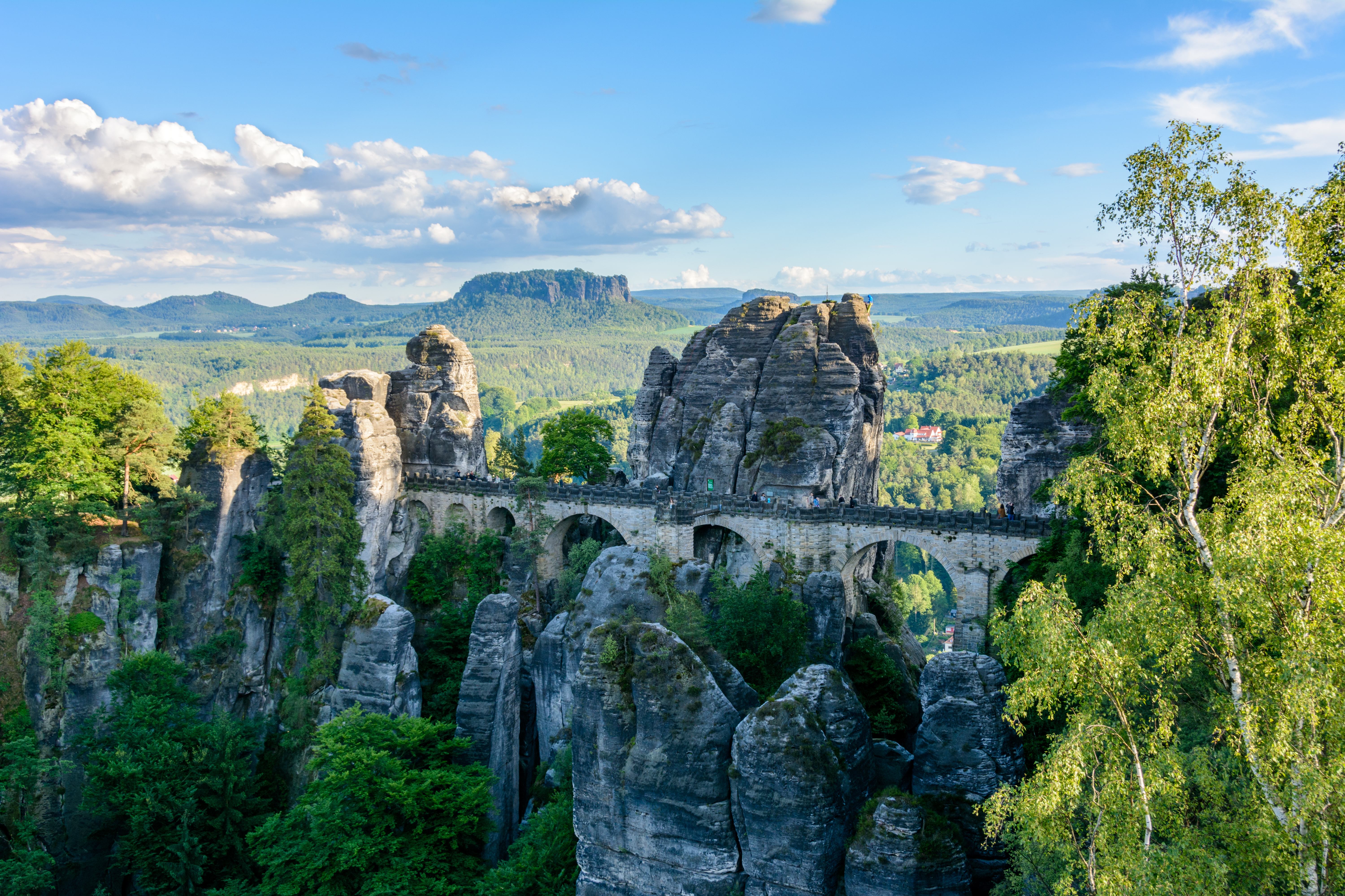 Bastei bridge og dramatiske sandstensformationer i det smukke klippelandskab i Sachsisk Schweiz