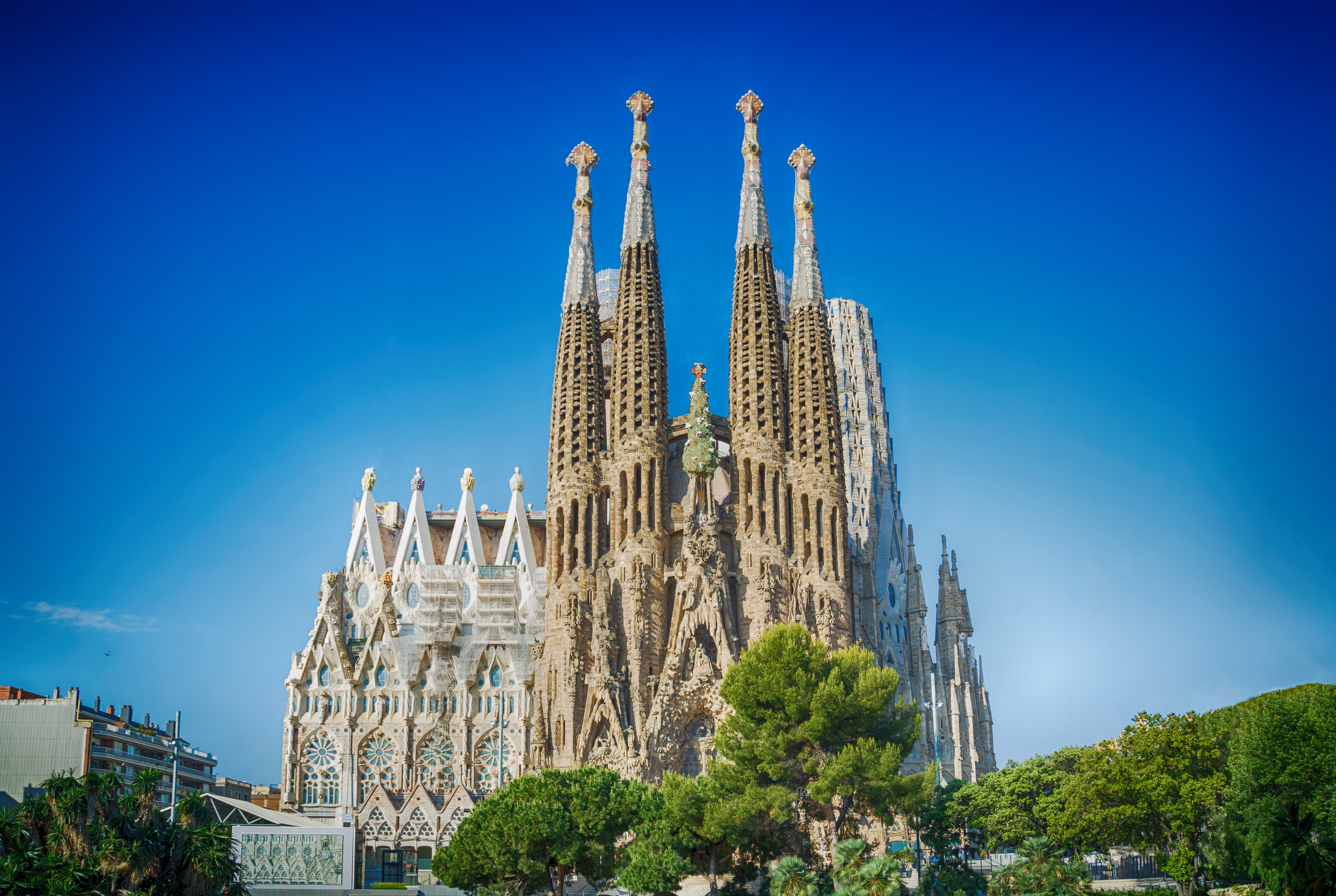 Sagrada Familia i Barcelona – en af verdens mest berømte kirker designet af Antoni Gaudí med markante tårne