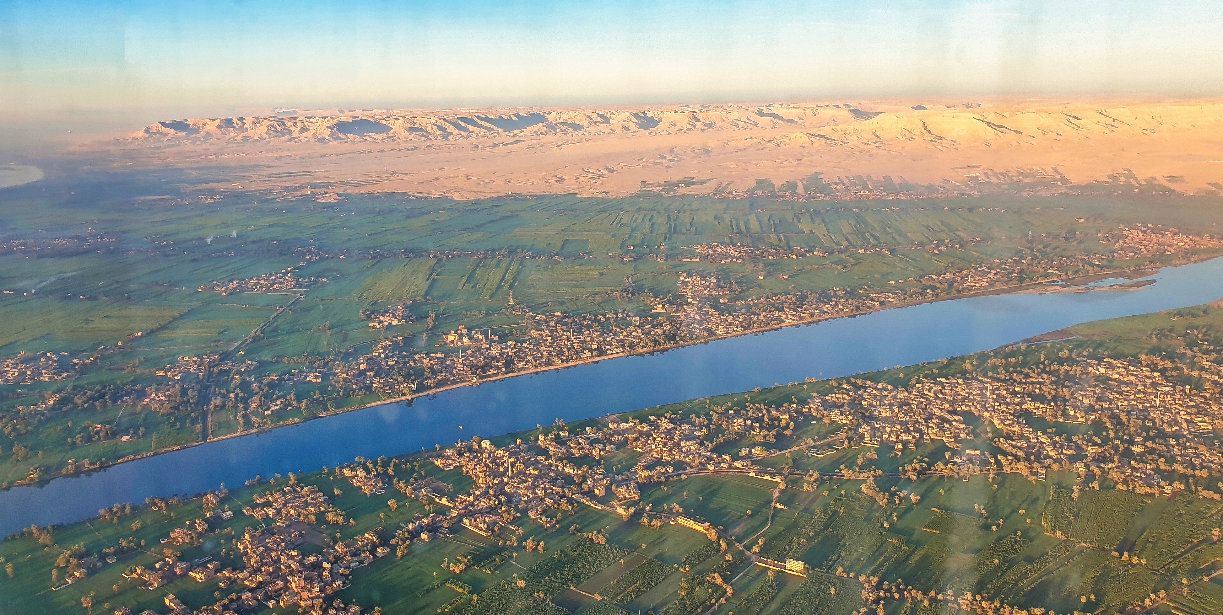 Flyfoto af den maegtige Nile der skaber groenne baelter gennem Sahara oeркеn ved Luxor