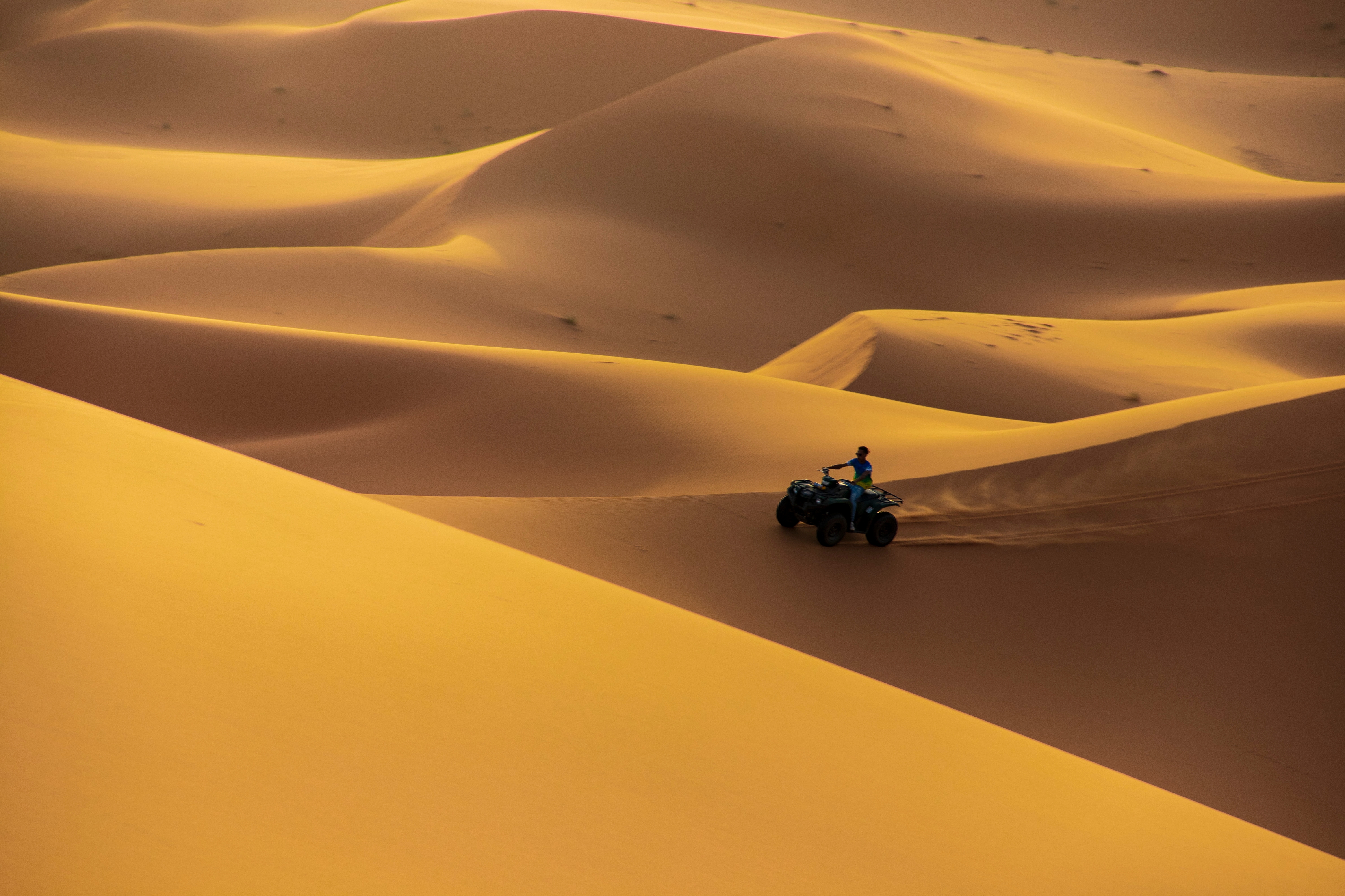 Oplev Sahara-ørkenen på ATV ved de smukke gyldne sanddyner i Merzouga, Marokko