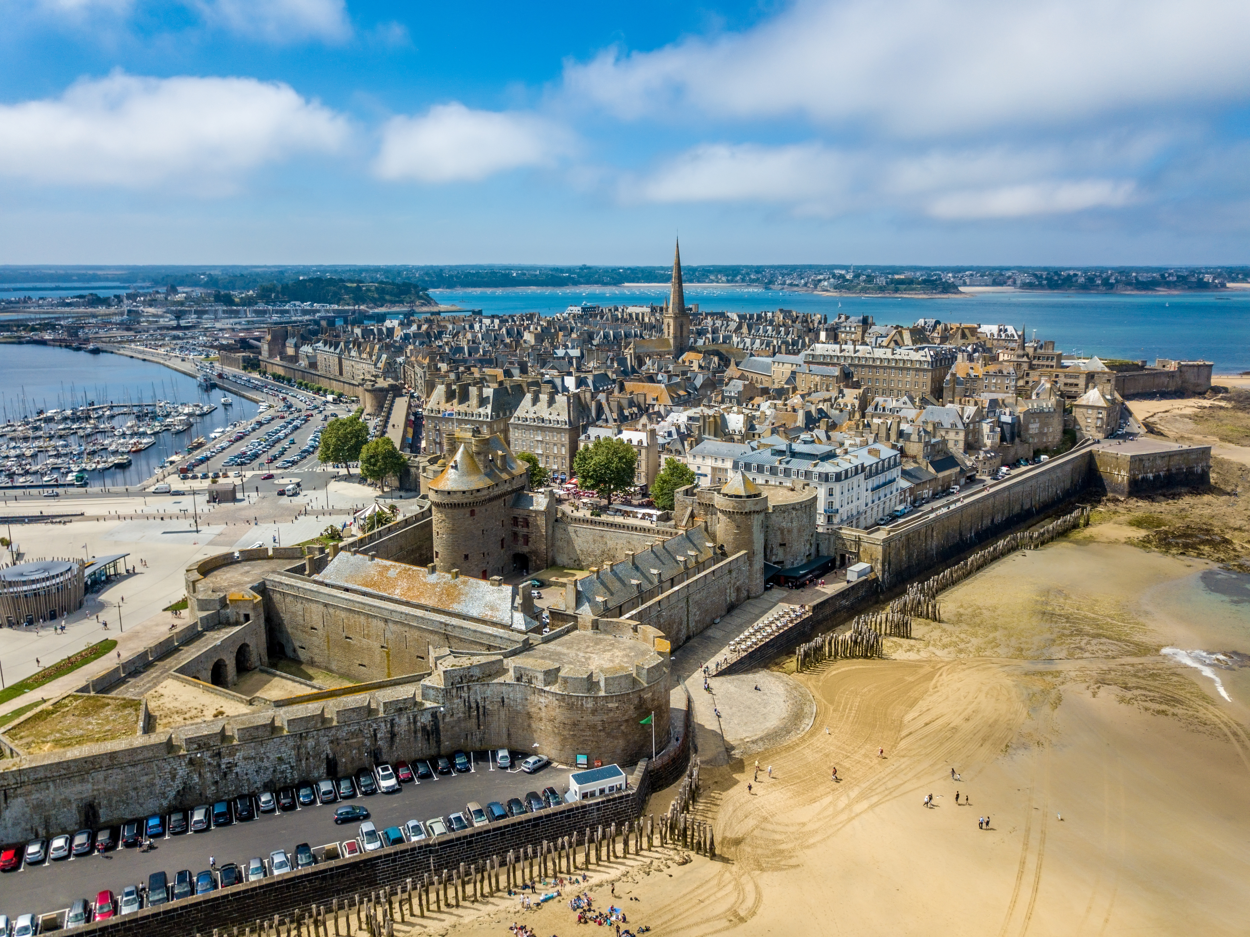 Spektakulært luftfoto af Saint-Malo med karakteristiske bymure, marina og azurblåt hav i Bretagne