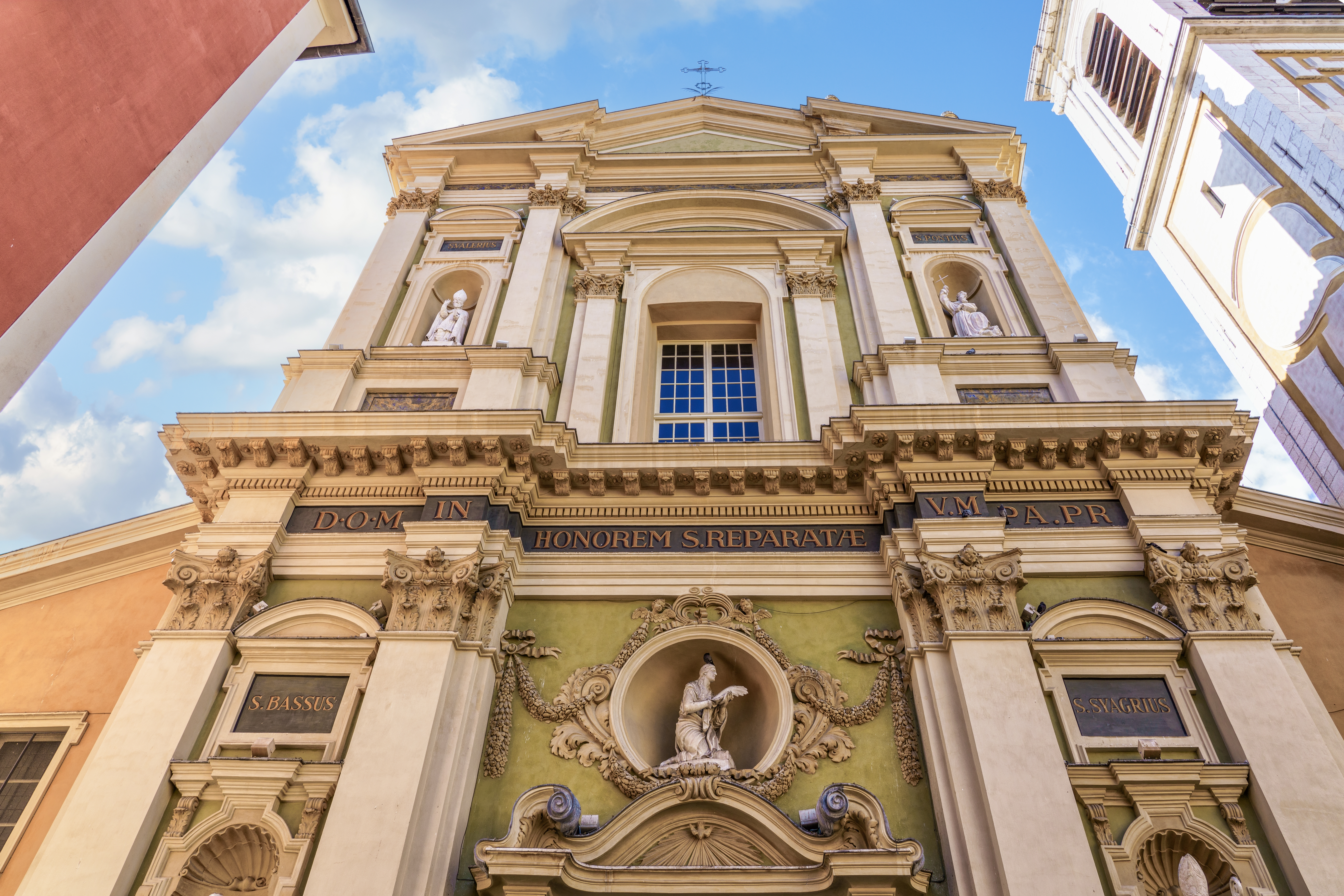 Historisk facade af katedralen Saint Reparata i den gamle bydel i Nice på Côte d'Azur, Frankrig, med barok arkitektur og dekorative statuer