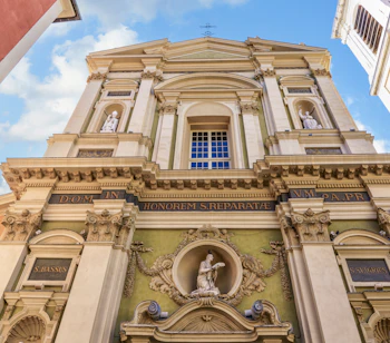Historisk facade af katedralen Saint Reparata i den gamle bydel i Nice på Côte d'Azur, Frankrig, med barok arkitektur og dekorative statuer