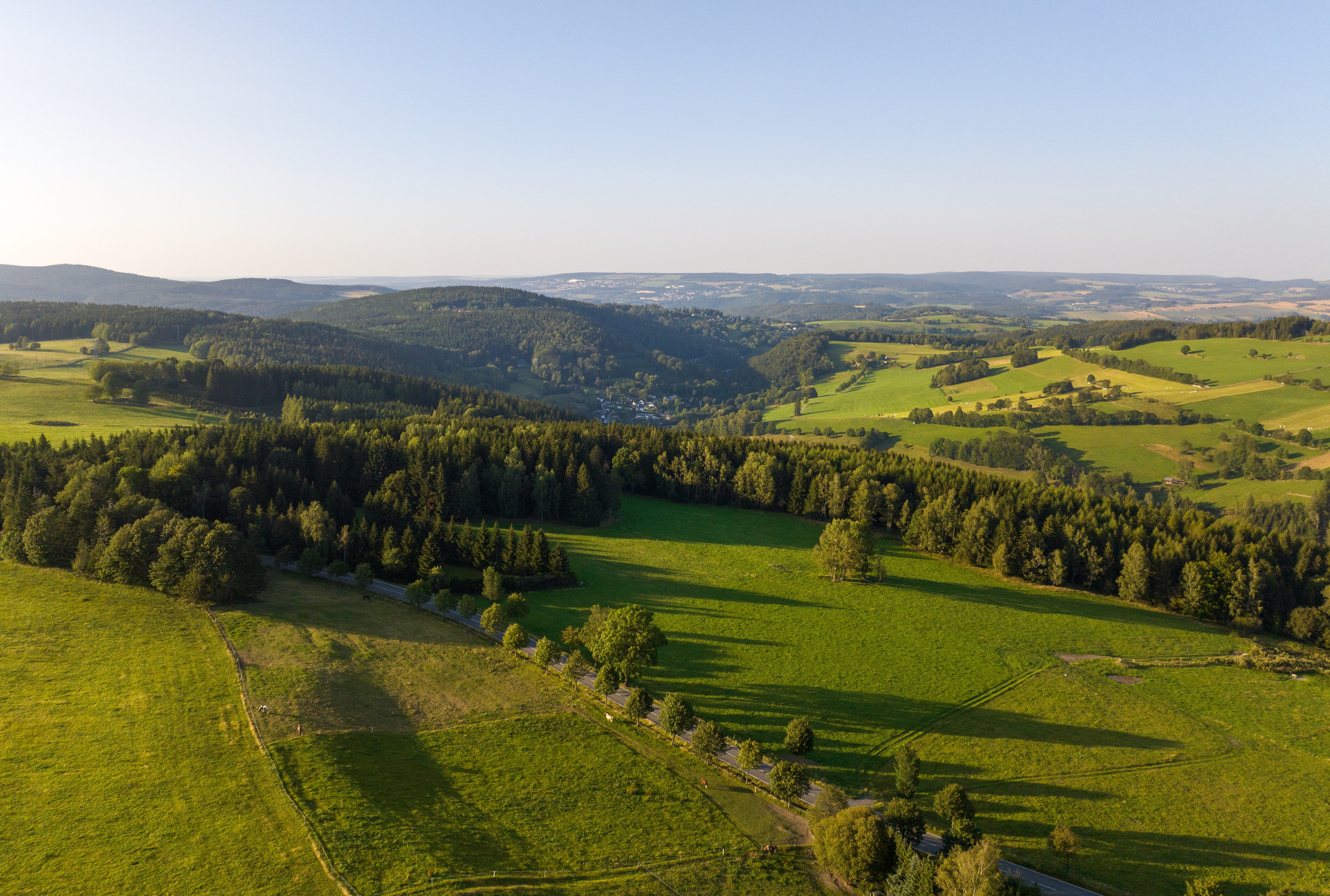 Idyllisk udsigt over det grønne saksiske landskab med bakker og marker