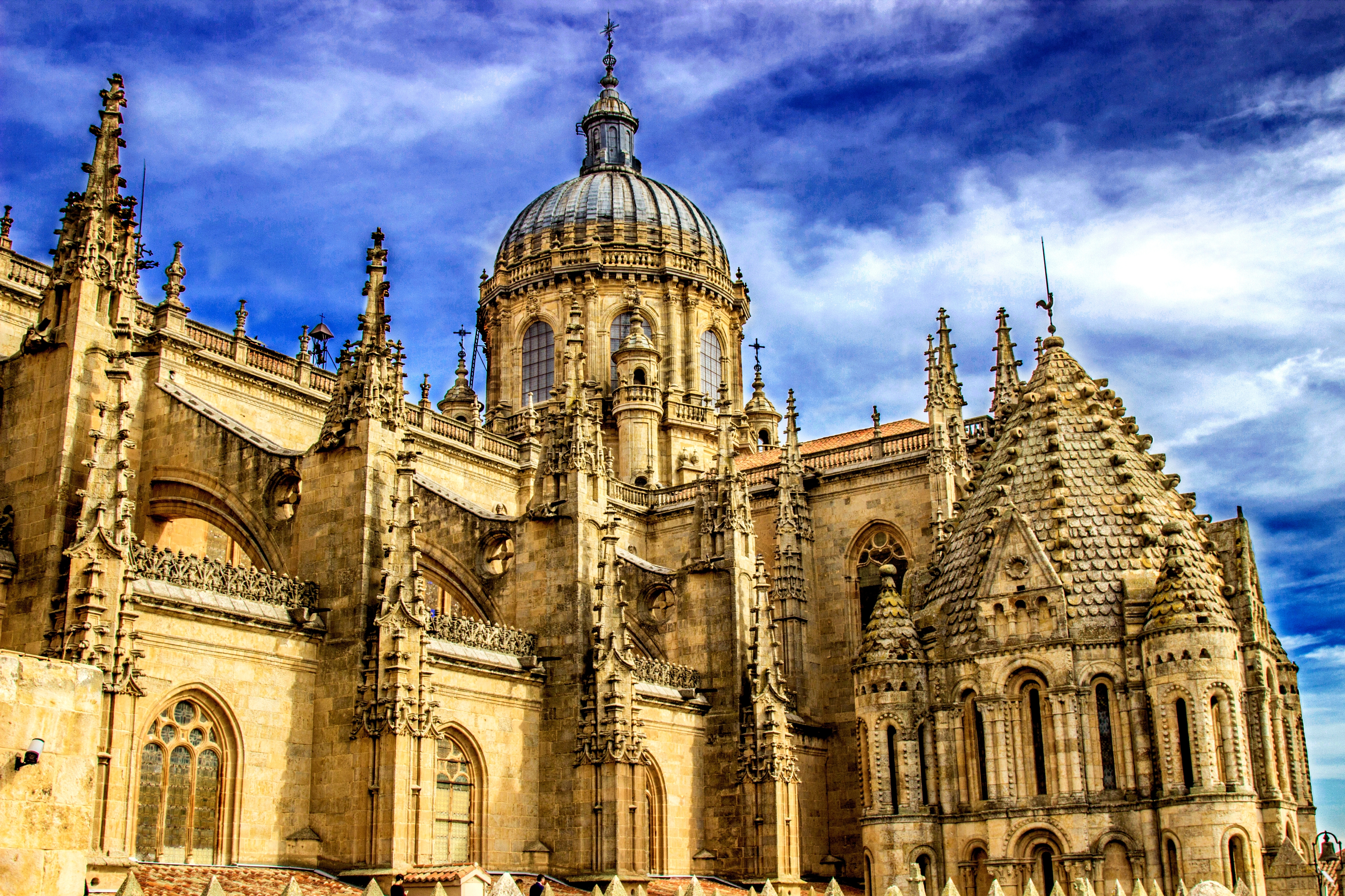 Den historiske katedral i Salamanca, Spanien, med gotiske spir og detaljeret barok kuppel i Castilla y León regionen