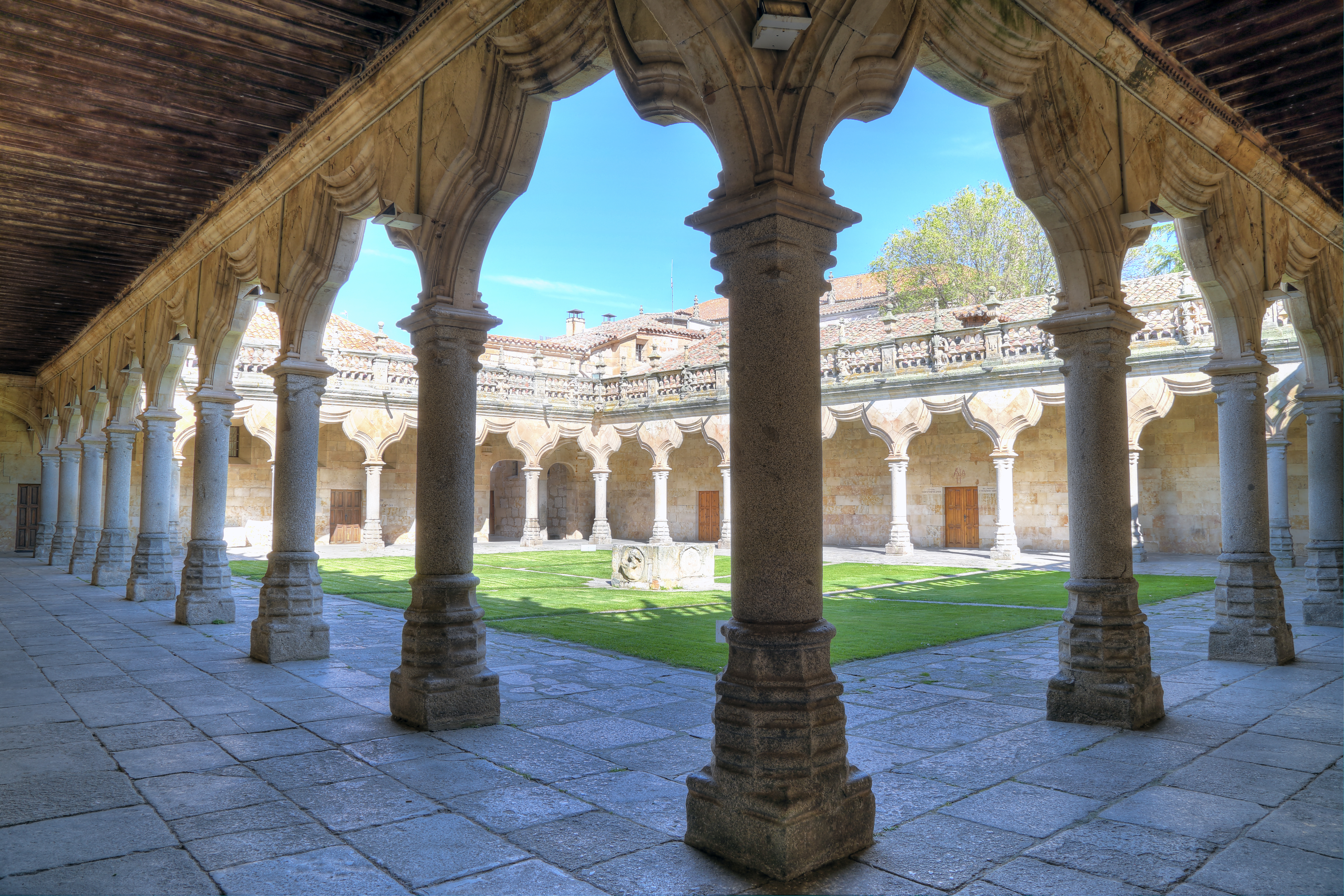 Indre gårdspads med gotiske buer på det historiske universitet i Salamanca
