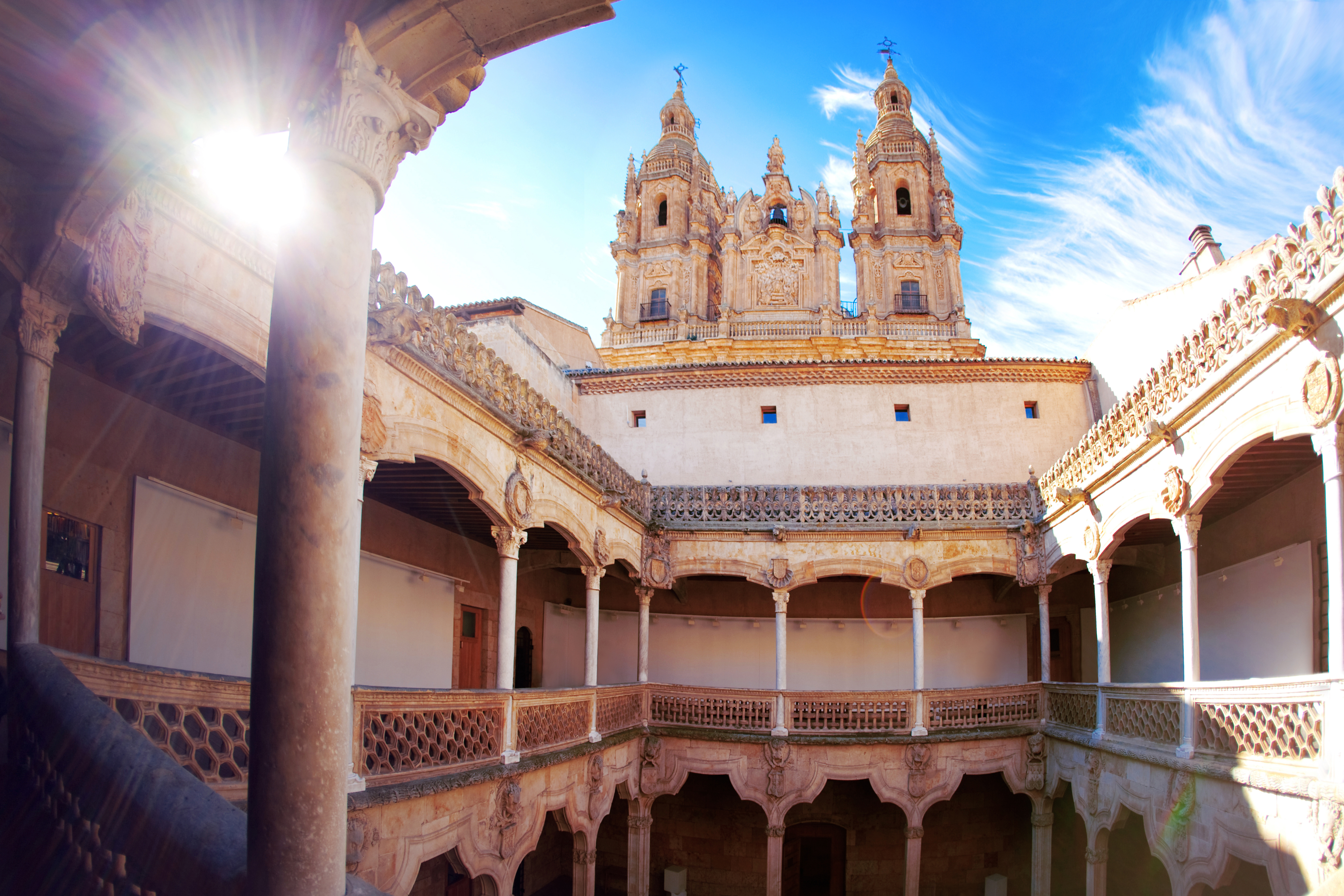 Solovergydad universitetsgård med klassiske søjler i Salamanca Spanien