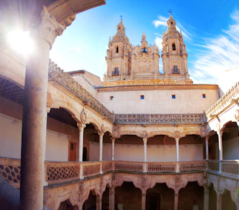 Solovergydad universitetsgård med klassiske søjler i Salamanca Spanien