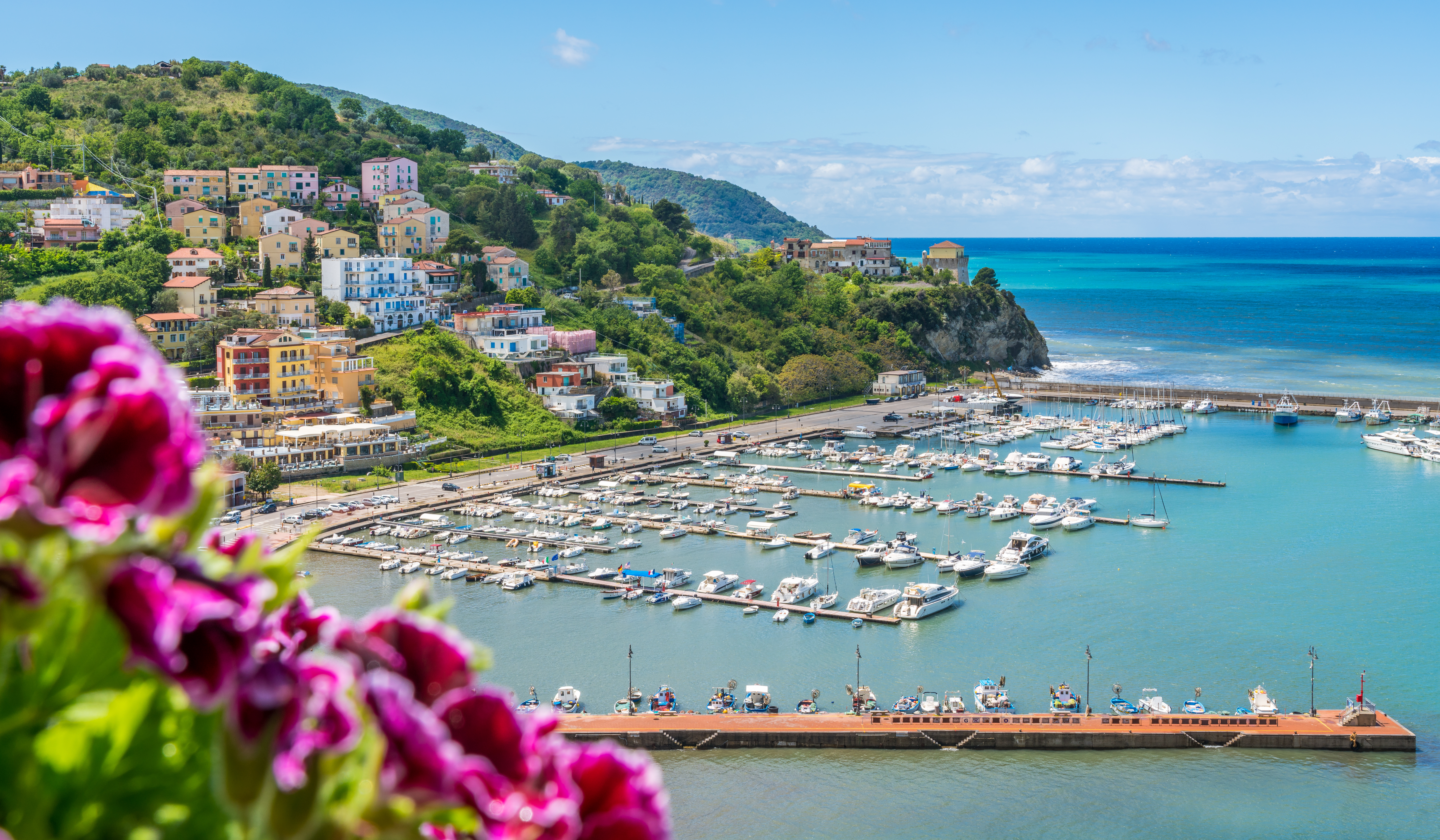 Marina ved Salerno kysten i Italien med både og solrig udsigt over Middelhavet