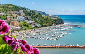Marina ved Salerno kysten i Italien med både og solrig udsigt over Middelhavet