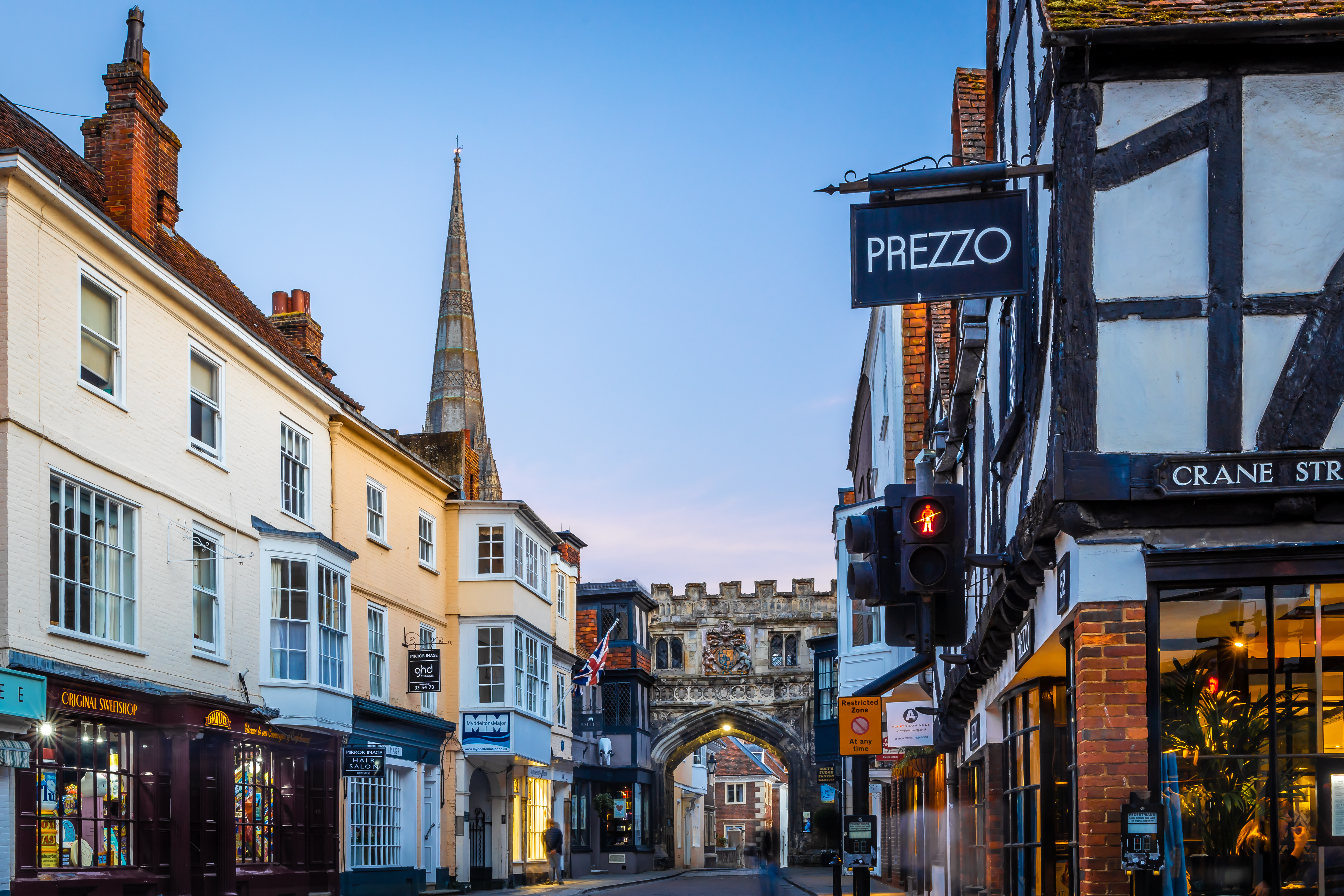Magisk aftenstemning i Salisbury med den berømte middelalderlige High Street Gate, gotisk kirkespir og autentiske Tudor-bygninger i Englands historiske bycenter