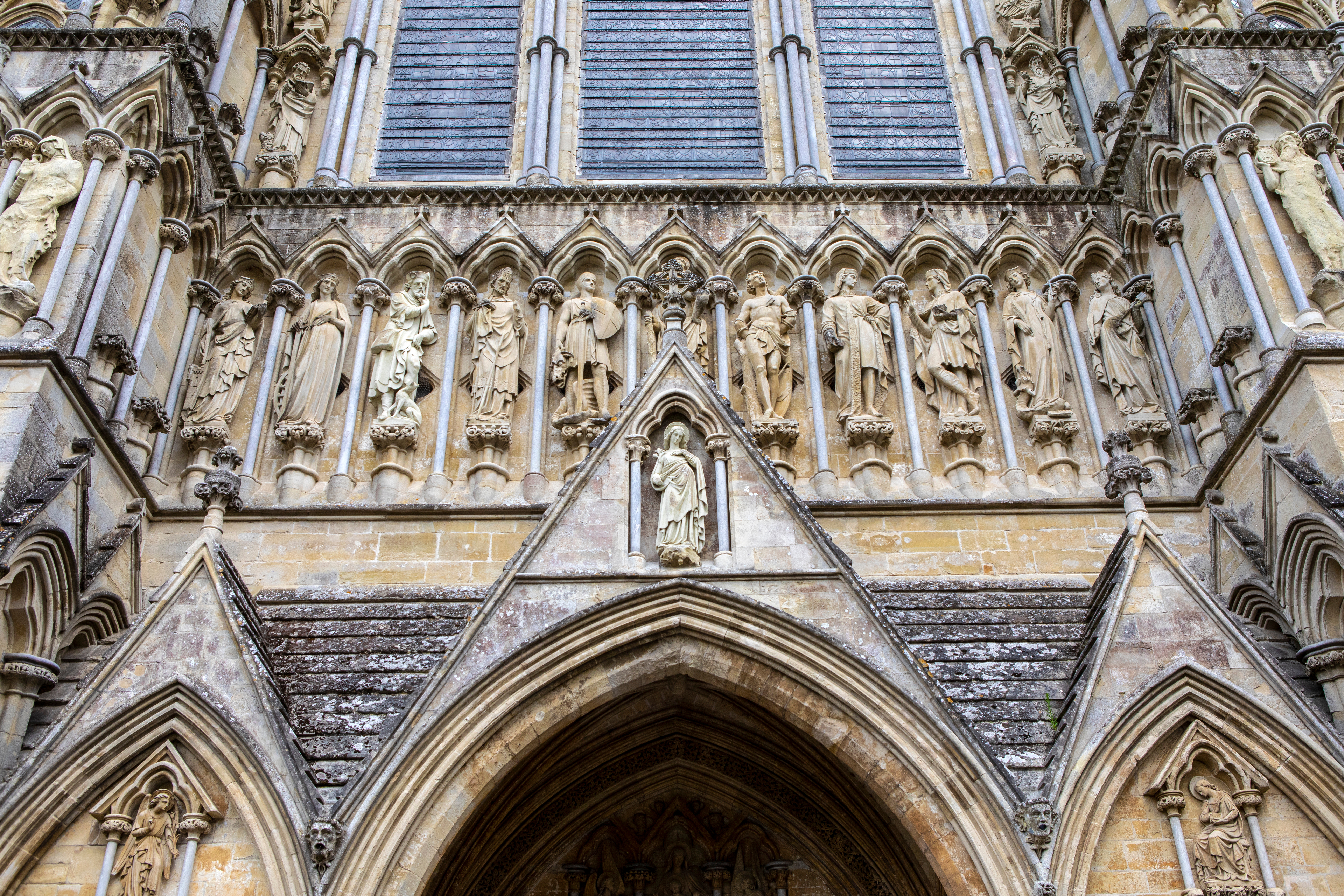 Salisbury Katedralens ornamenterede ydre med imponerende arkitektur og skulpturer - et must-see historisk landemærke i det engelske Wiltshire