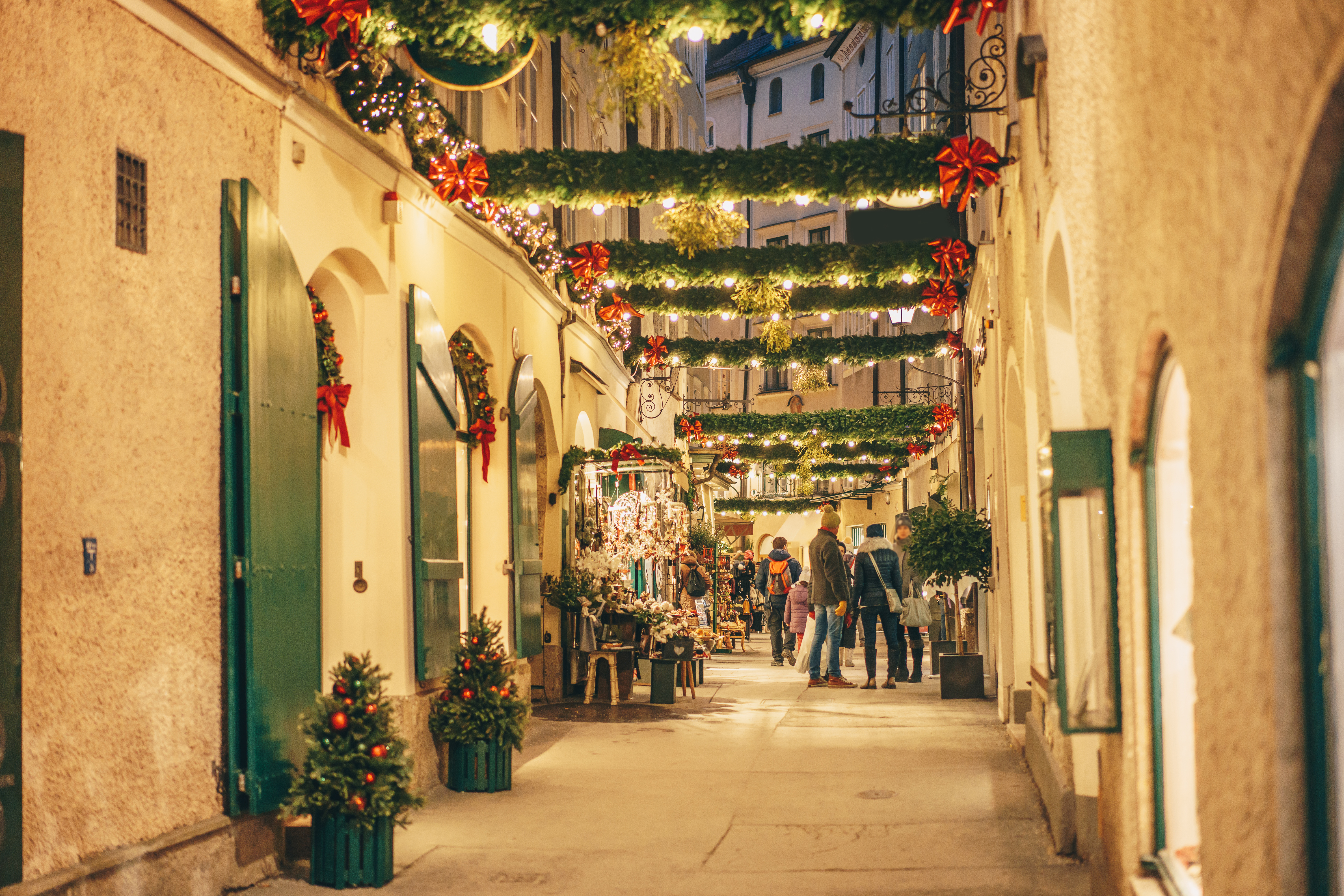 Festlig julehandel i Salzburgs charmerende gamle gader pyntet med lysende guirlander og juledekoration under advent i Østrig