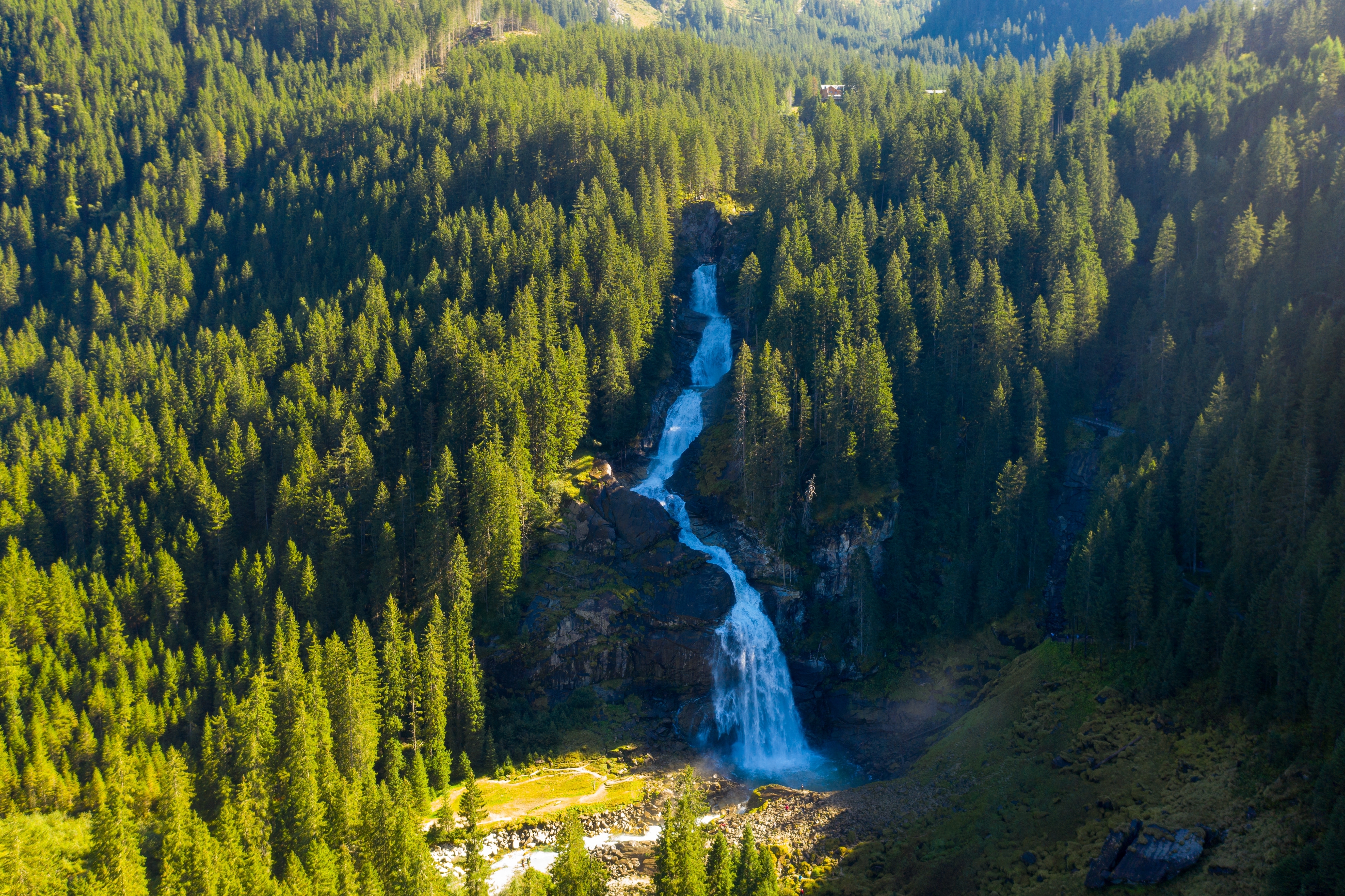 Dramatisk vandfald i Hohe Tauern Nationalpark ved Salzburg
