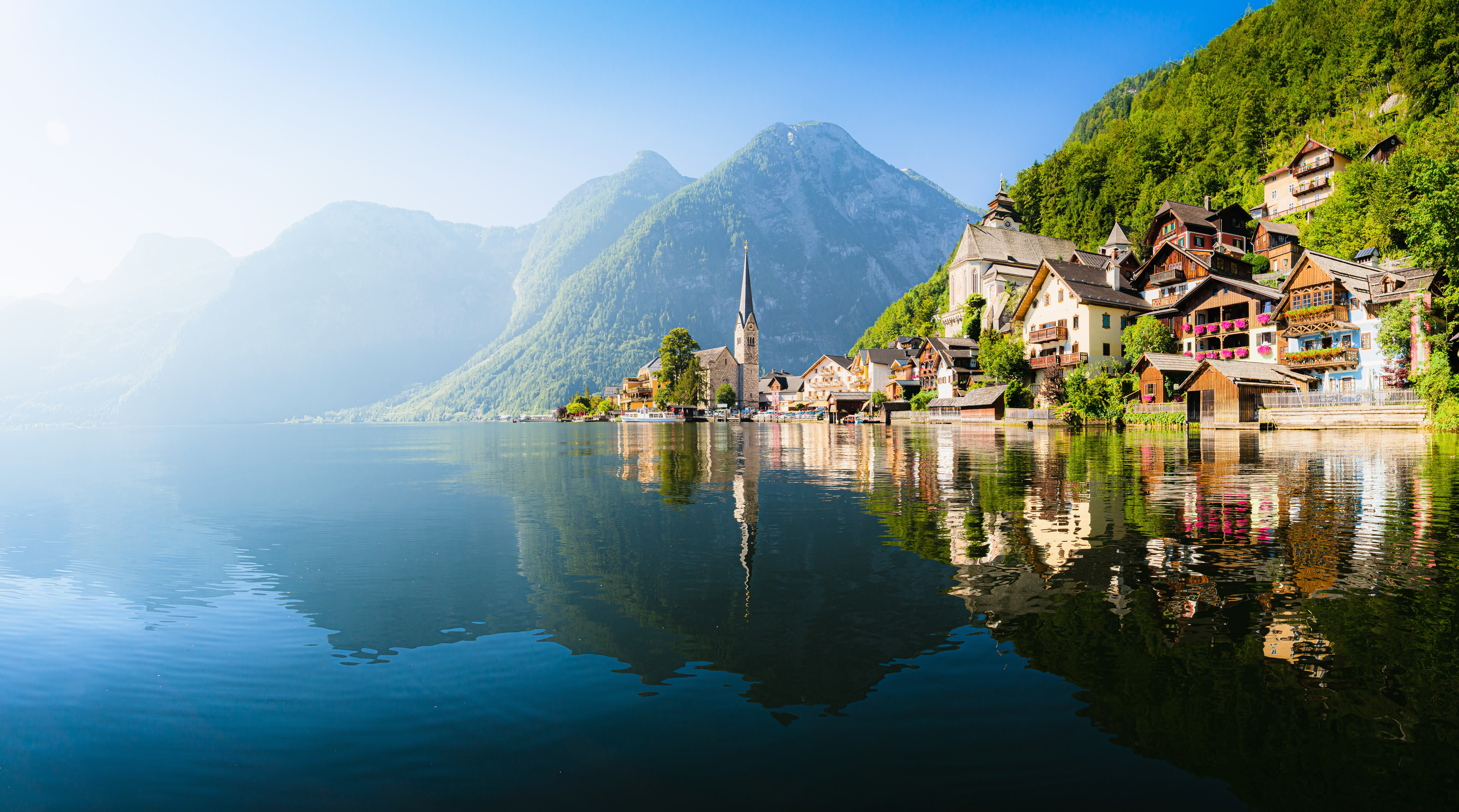 Eventyrlig Hallstatt i Salzkammergut regionen med traditionelle østrigske huse ved bjerglandskab