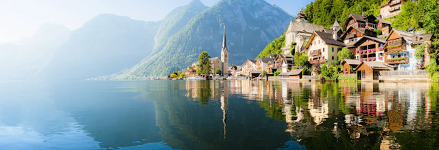 Eventyrlig Hallstatt i Salzkammergut regionen med traditionelle østrigske huse ved bjerglandskab