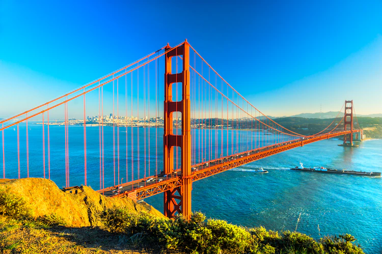 Berømte Golden Gate Bridge med rød farve mod blå himmel i San Francisco