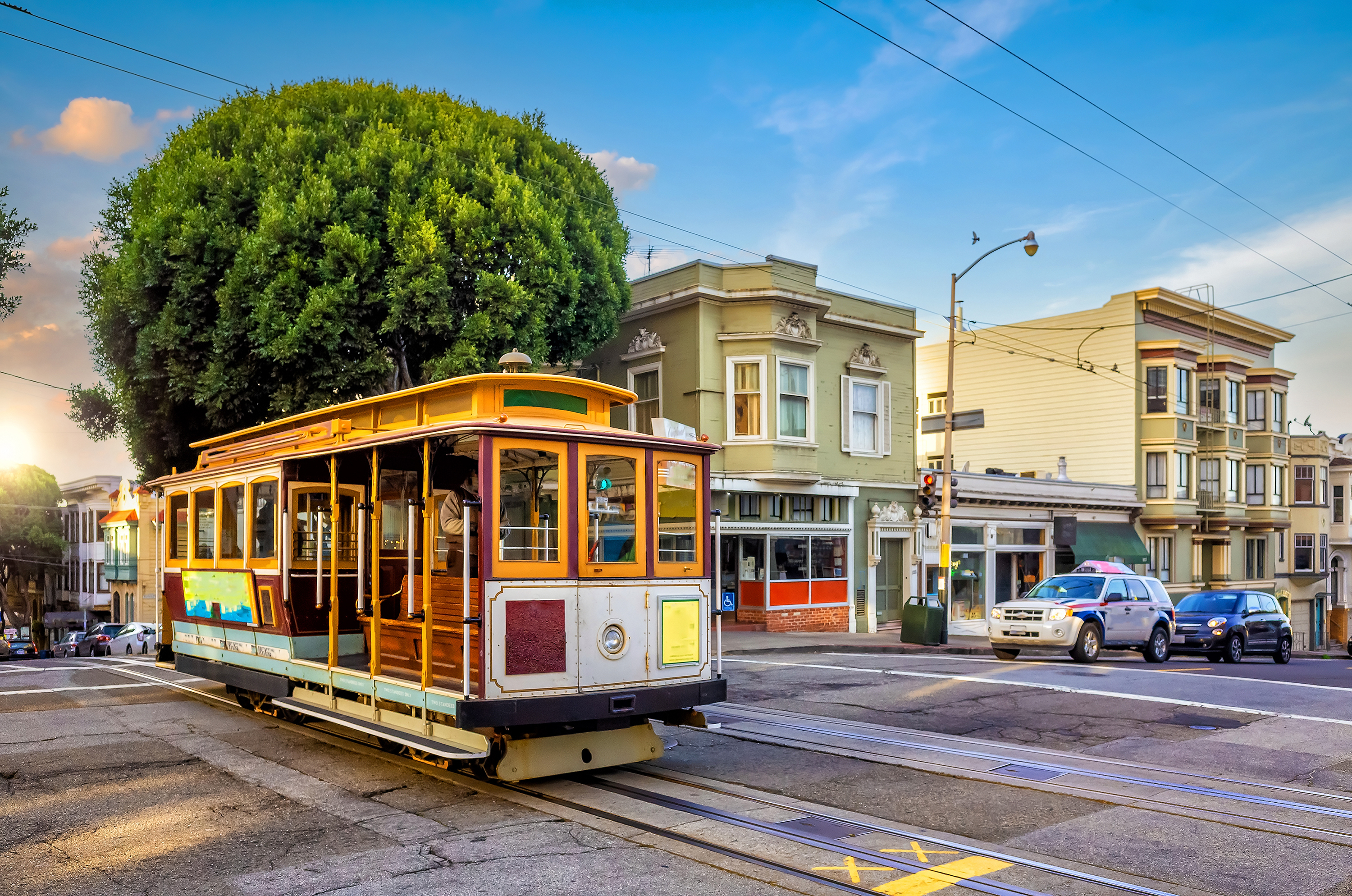 Vintage sporvogn på San Francisco gade omgivet af viktoriansk arkitektur