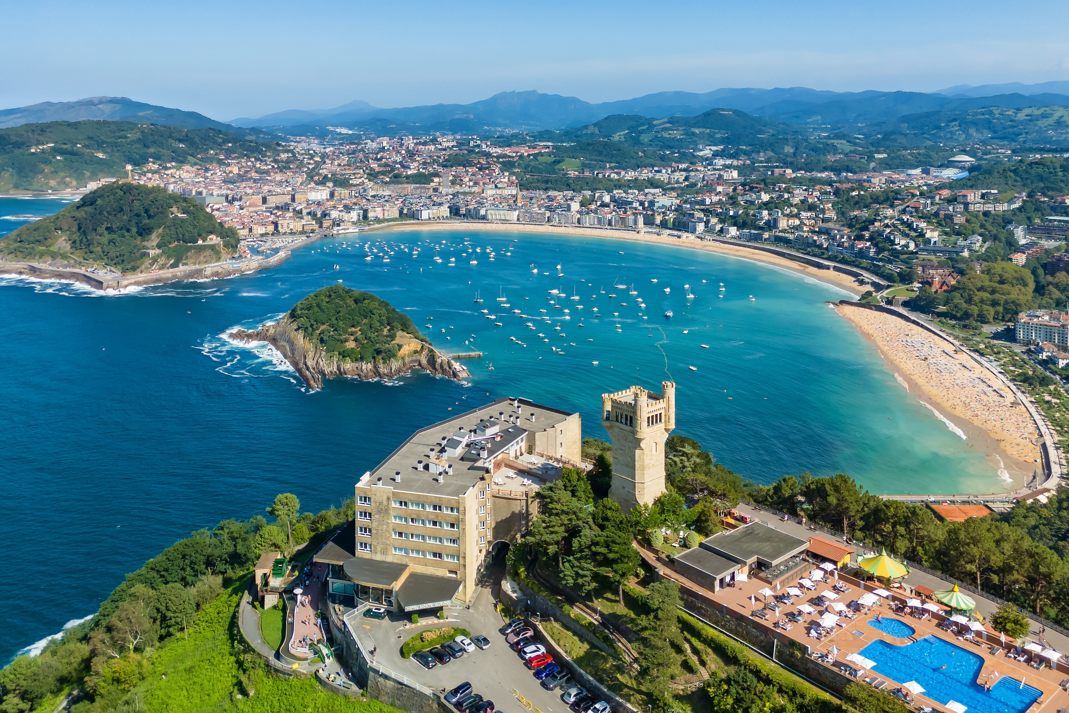 Smuk luftudsigt over San Sebastian med La Concha bugten, den bølgende sandstrand og Monte Igueldo i Baskerlandet, Spanien