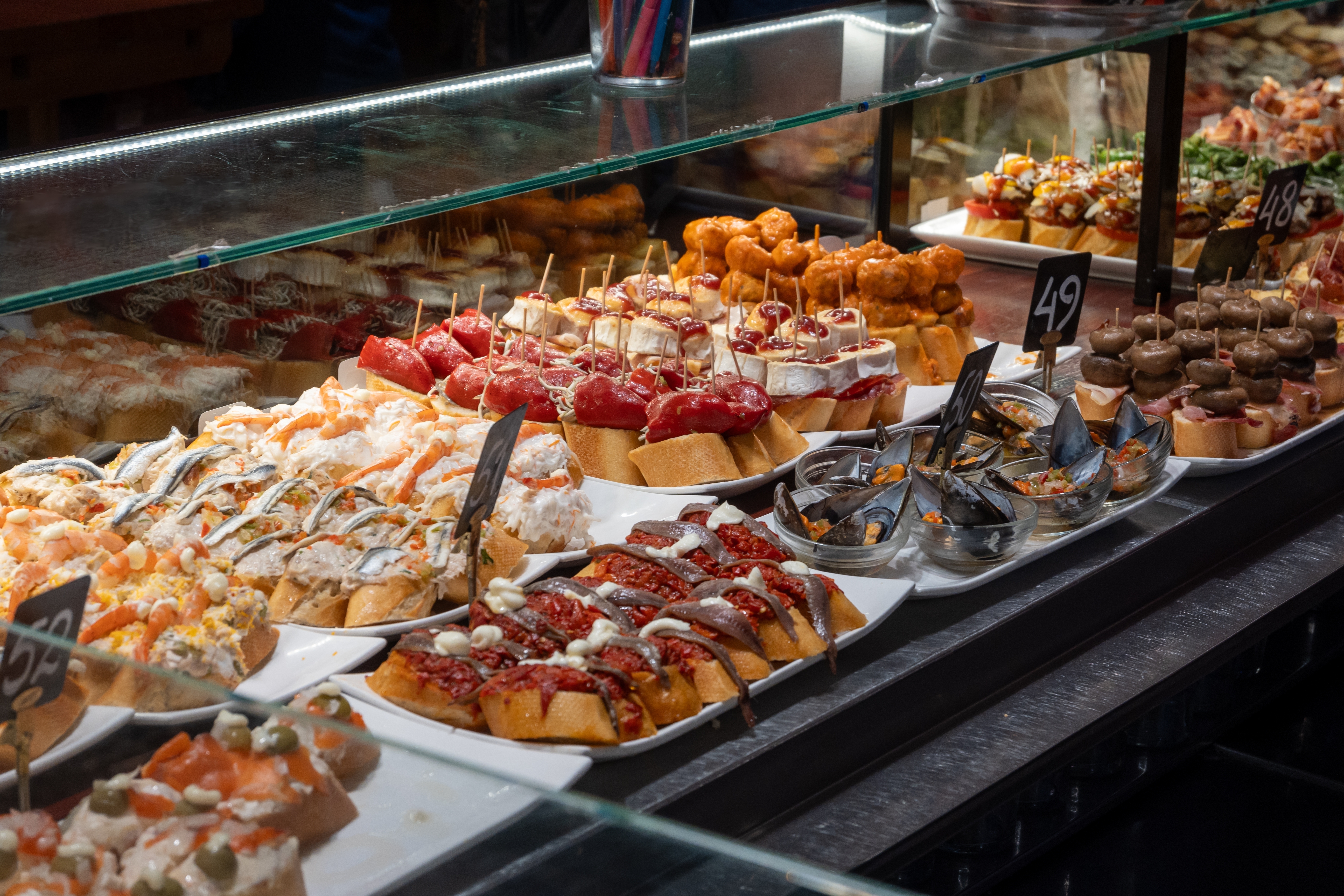 Autentisk madkultur med pintxos i San Sebastian bar