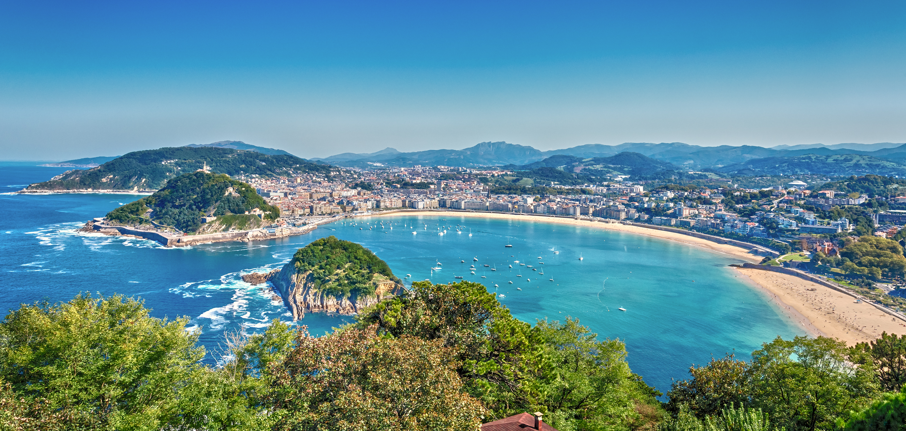 Spektakulær udsigt over San Sebastian strand og bugt langs den baskiske kyst i Nordspanien