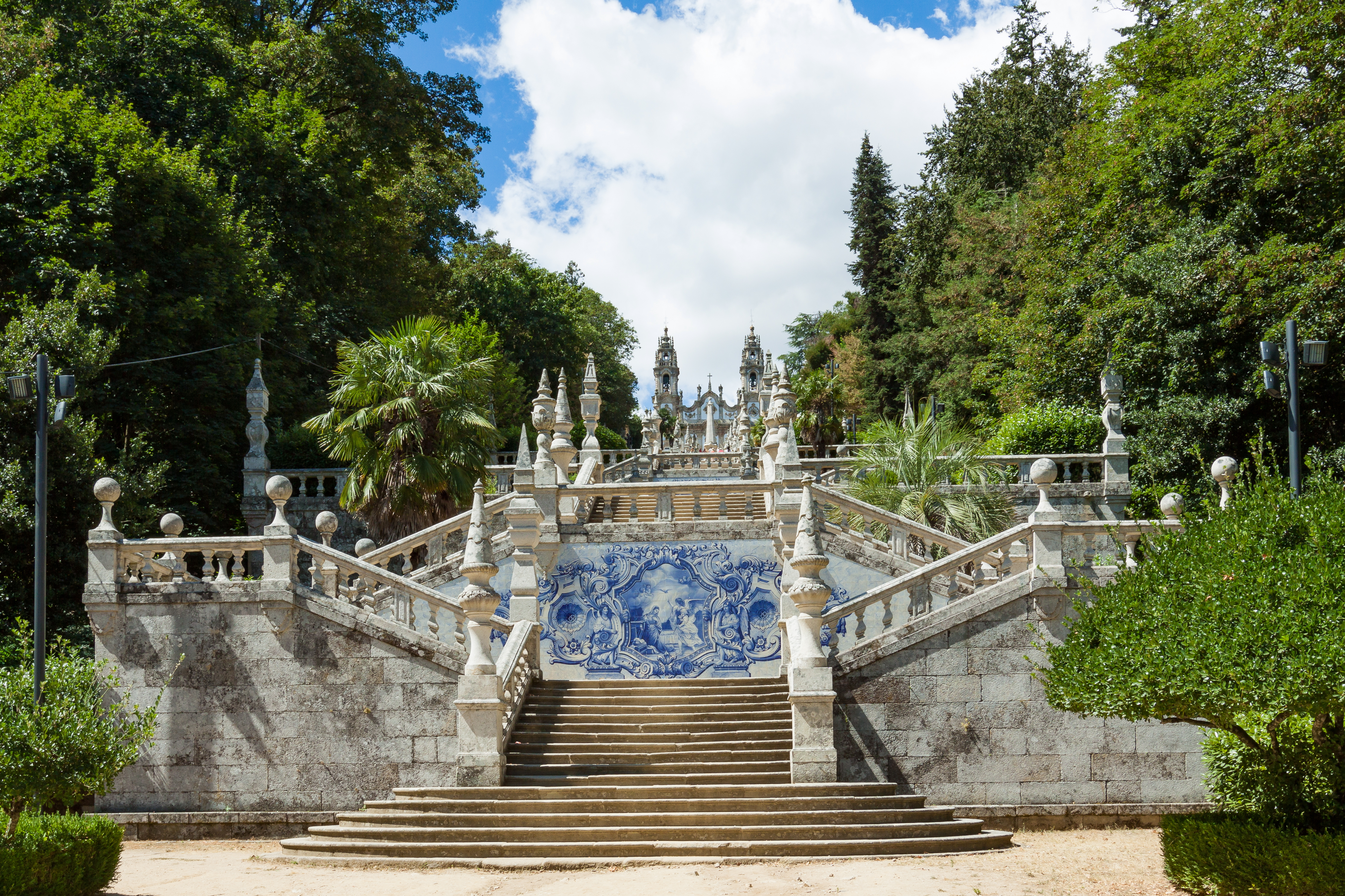 Den monumentale trappe med dekorative blå fliser ved Nossa Senhora dos Remédios helligdommen i Lamego, en historisk seværdighed i Portugals vindistrikt