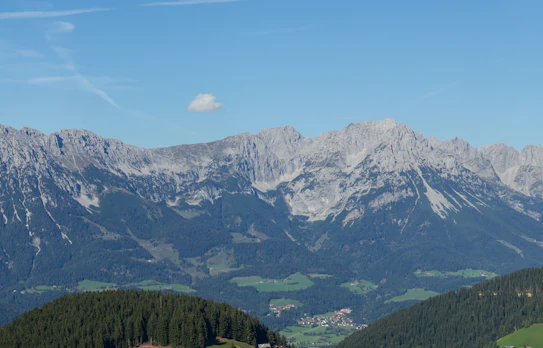 Alpelandskab ved Sankt Johann i Tirol Østrig med bjergpanorama