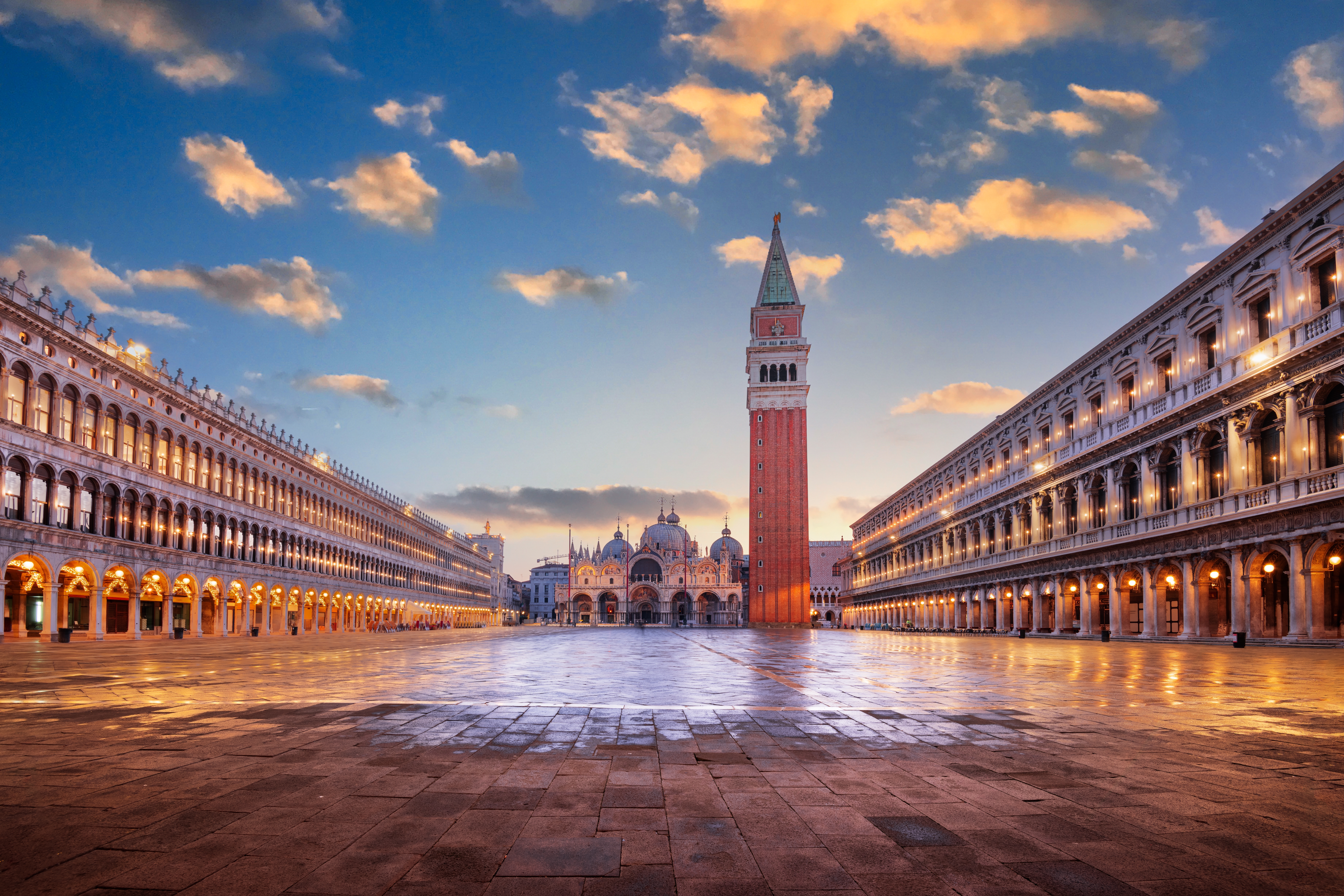 Sankt Markus Plads i Venedig ved solnedgang med historiske bygninger