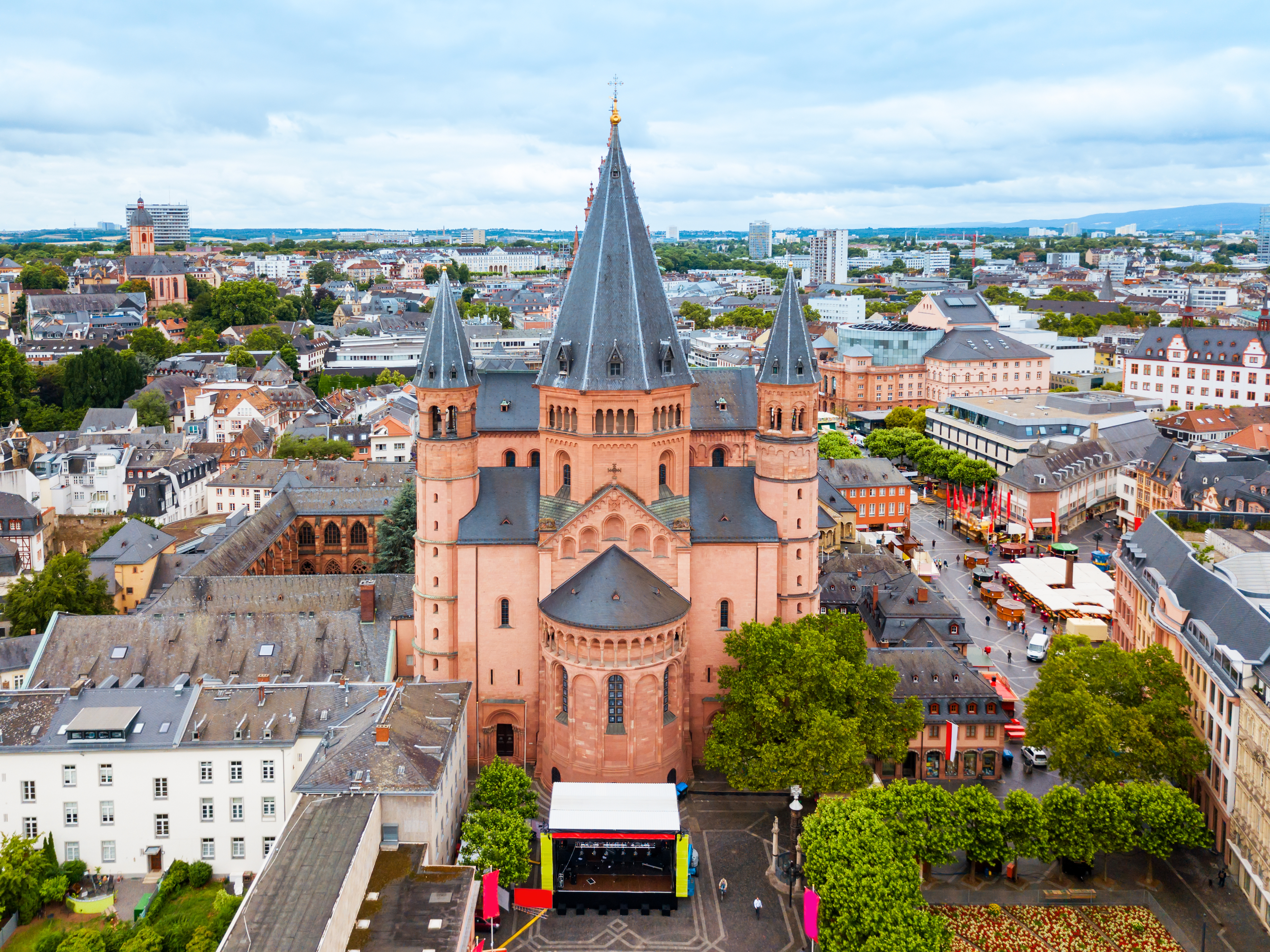 Sankt Martin Dom i Mainz fotograferet fra luften med røde tårne