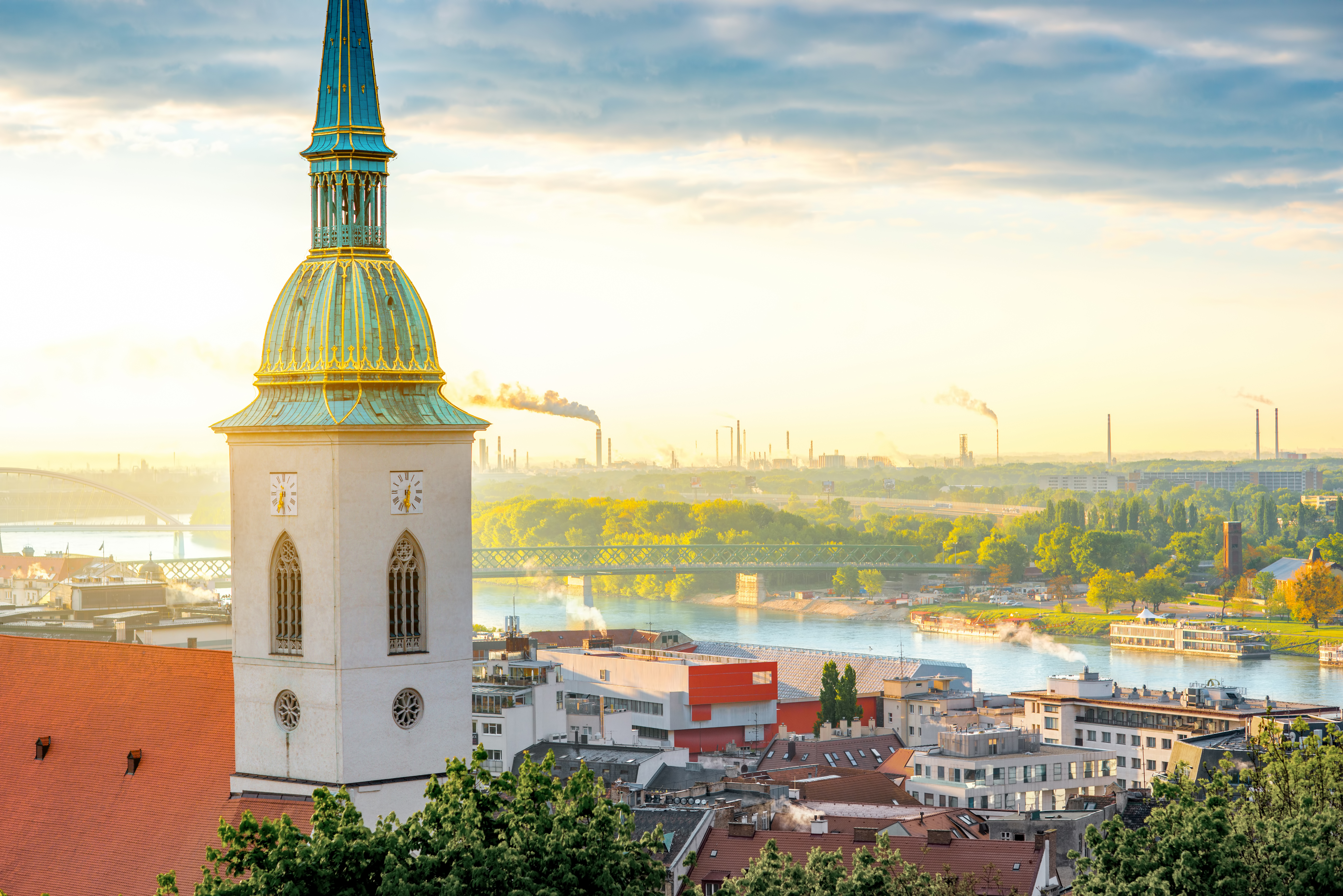 Sankt Martin katedral i Bratislava med fantastisk panorama udsigt over byen